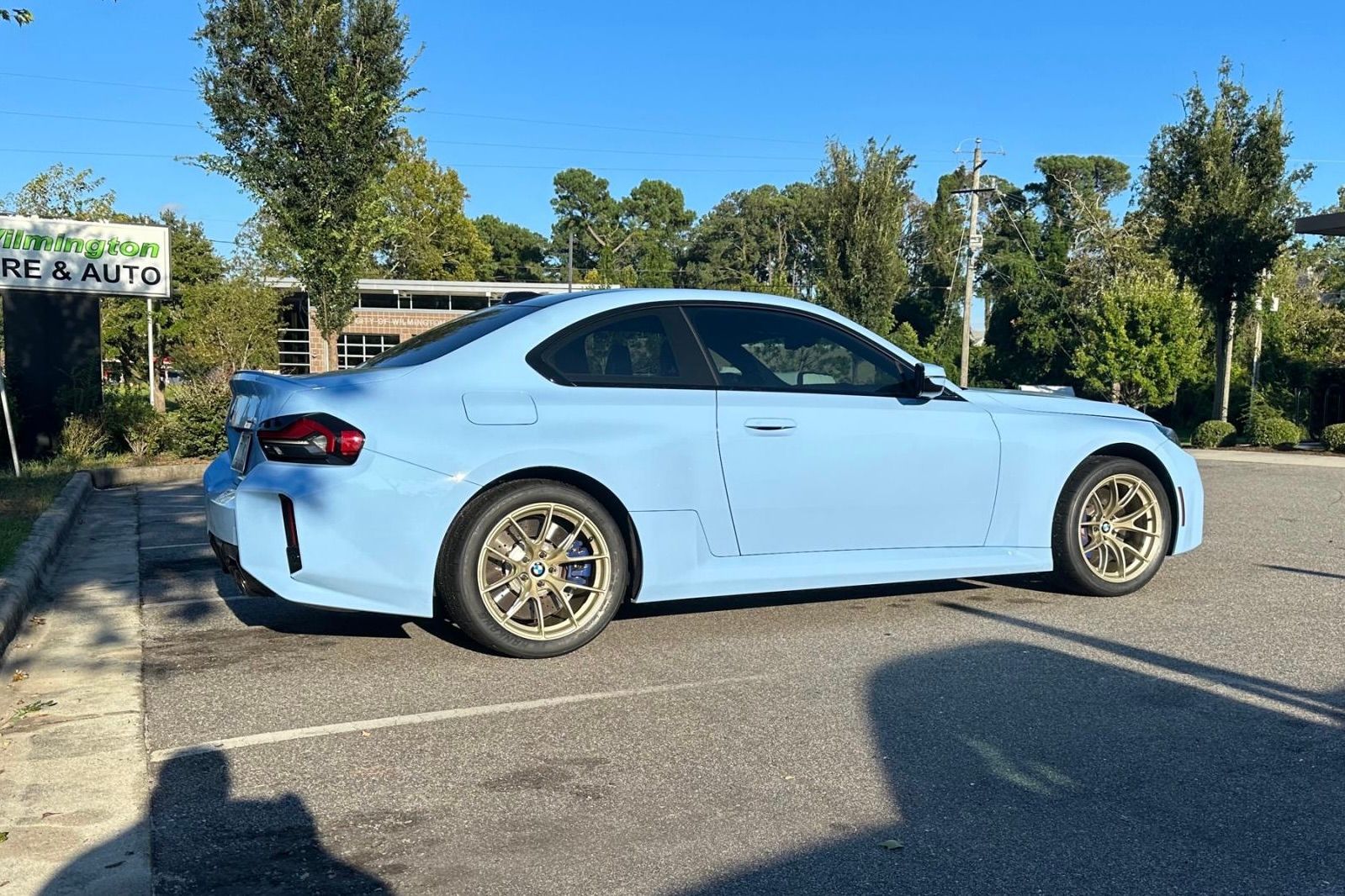Blue BMW G87 M2 with 18" VS-5RS Apex wheels in Motorsport Gold