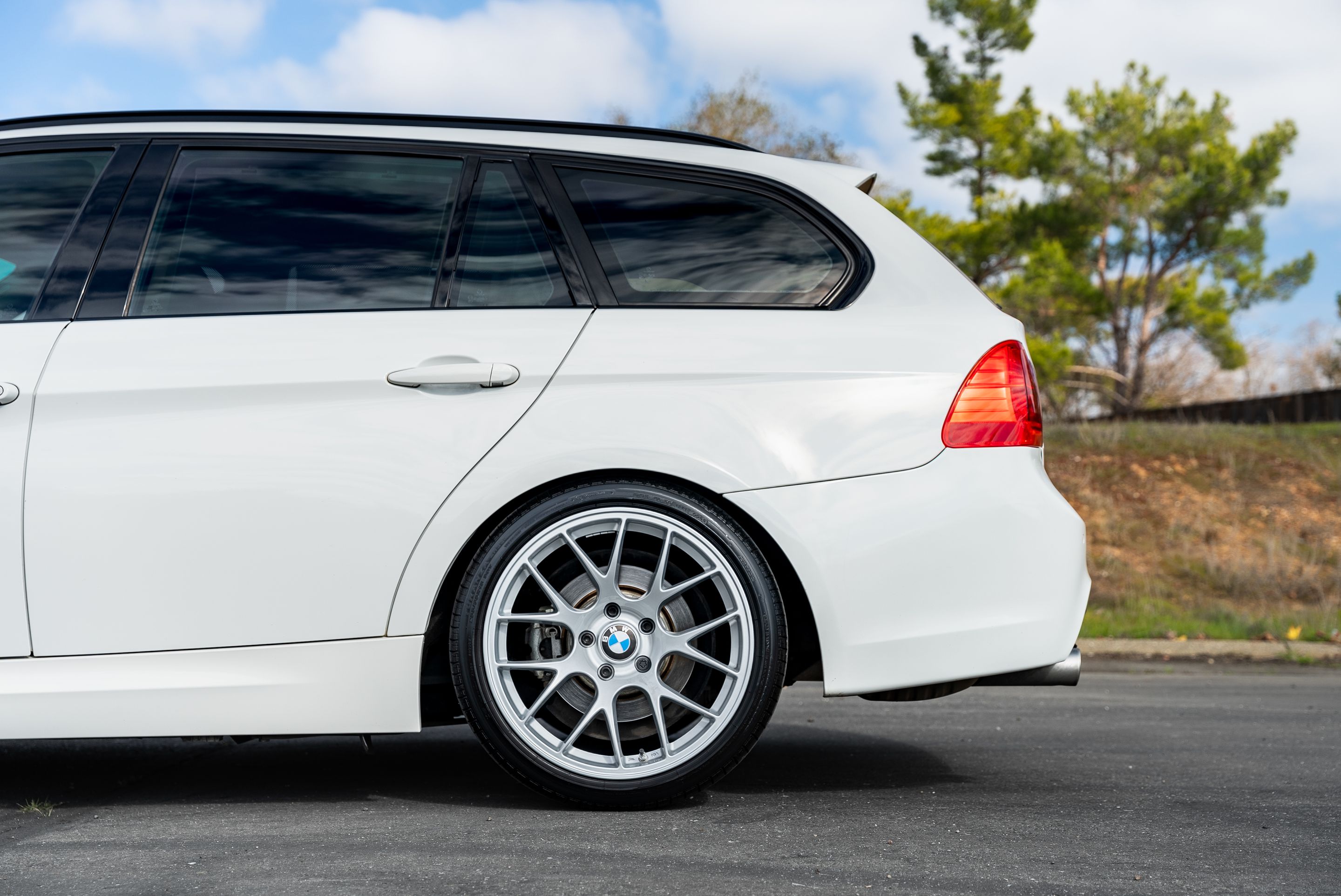 White BMW E91 LCI Wagon 3 Series with 18" EC-7 Apex wheels in Race Silver