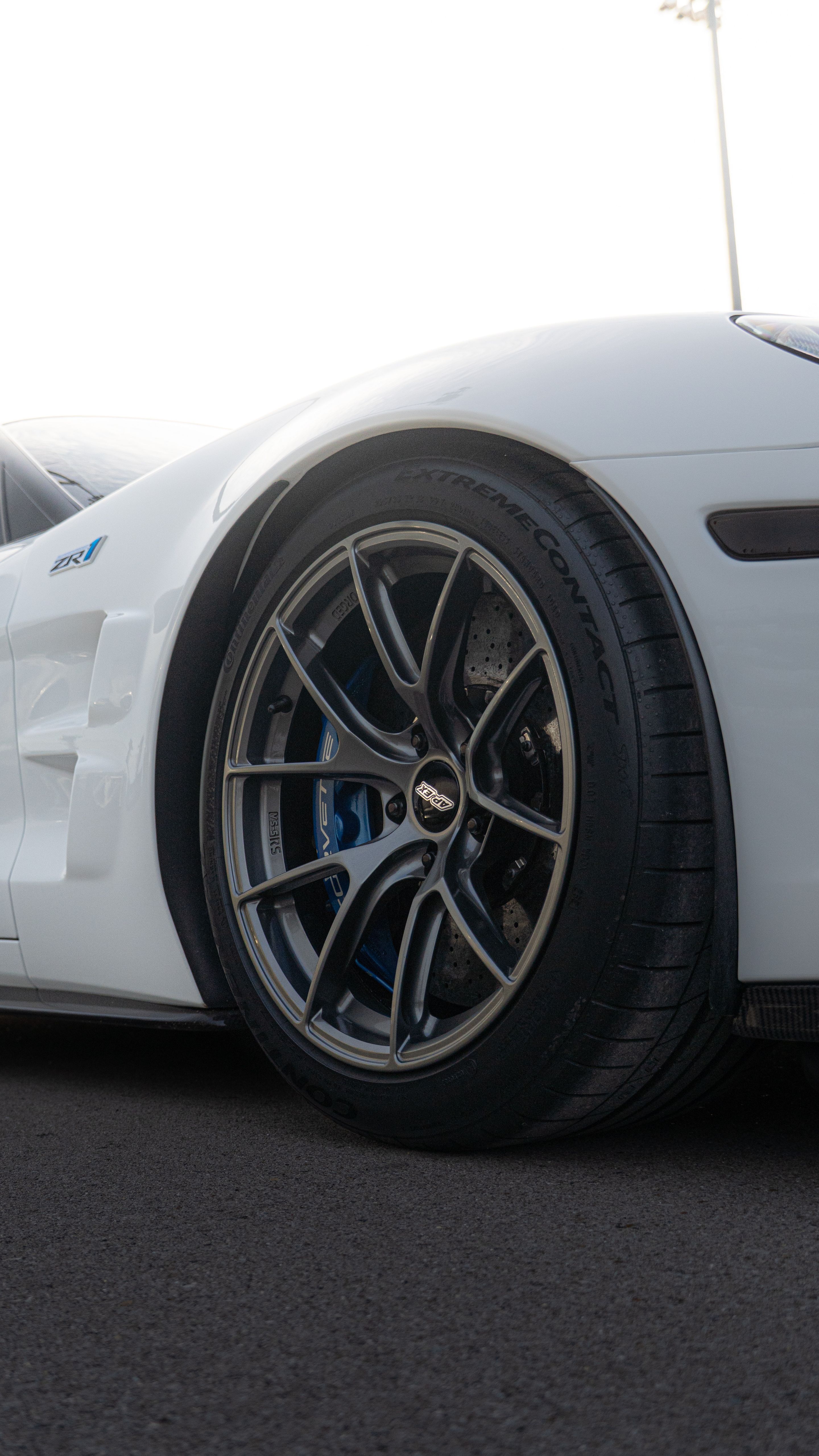 White Chevrolet C6 Corvette ZR-1 with 18" VS-5RS Apex wheels in Anthracite