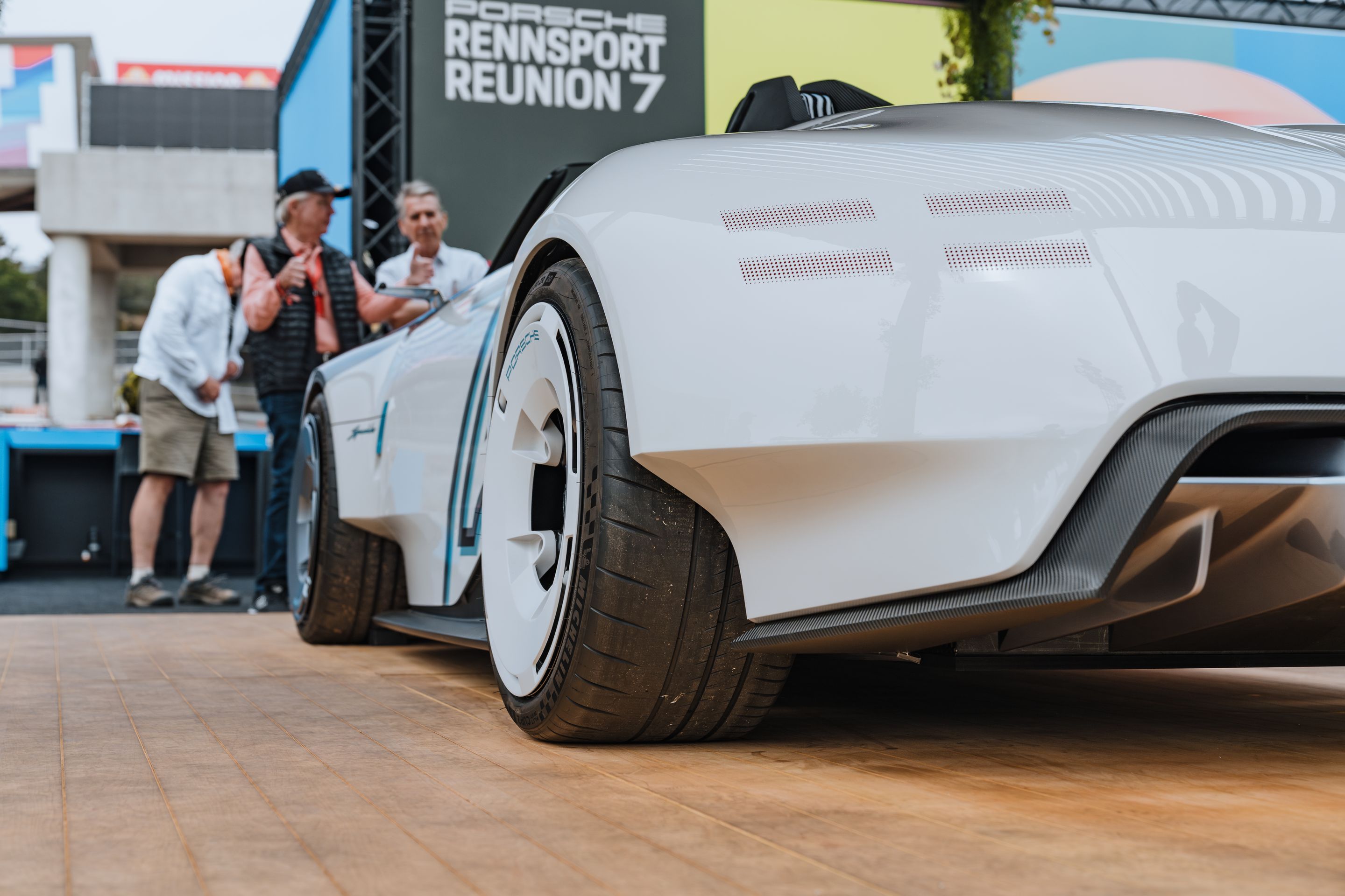 White Porsche 911 996 GT2 with 18" EC-7RS Apex wheels in Anthracite