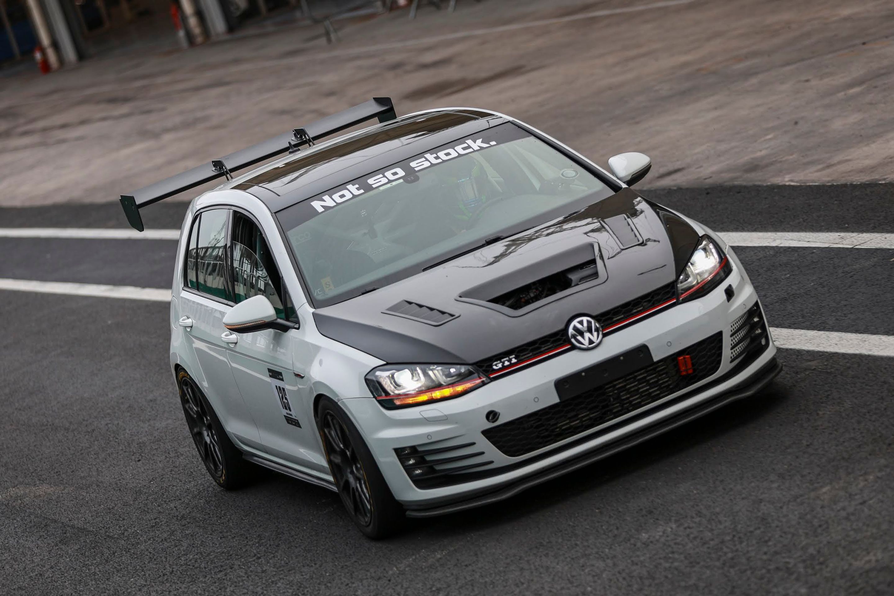 White VW MK7 GTI with 18" SM-10 Apex wheels in Anthracite