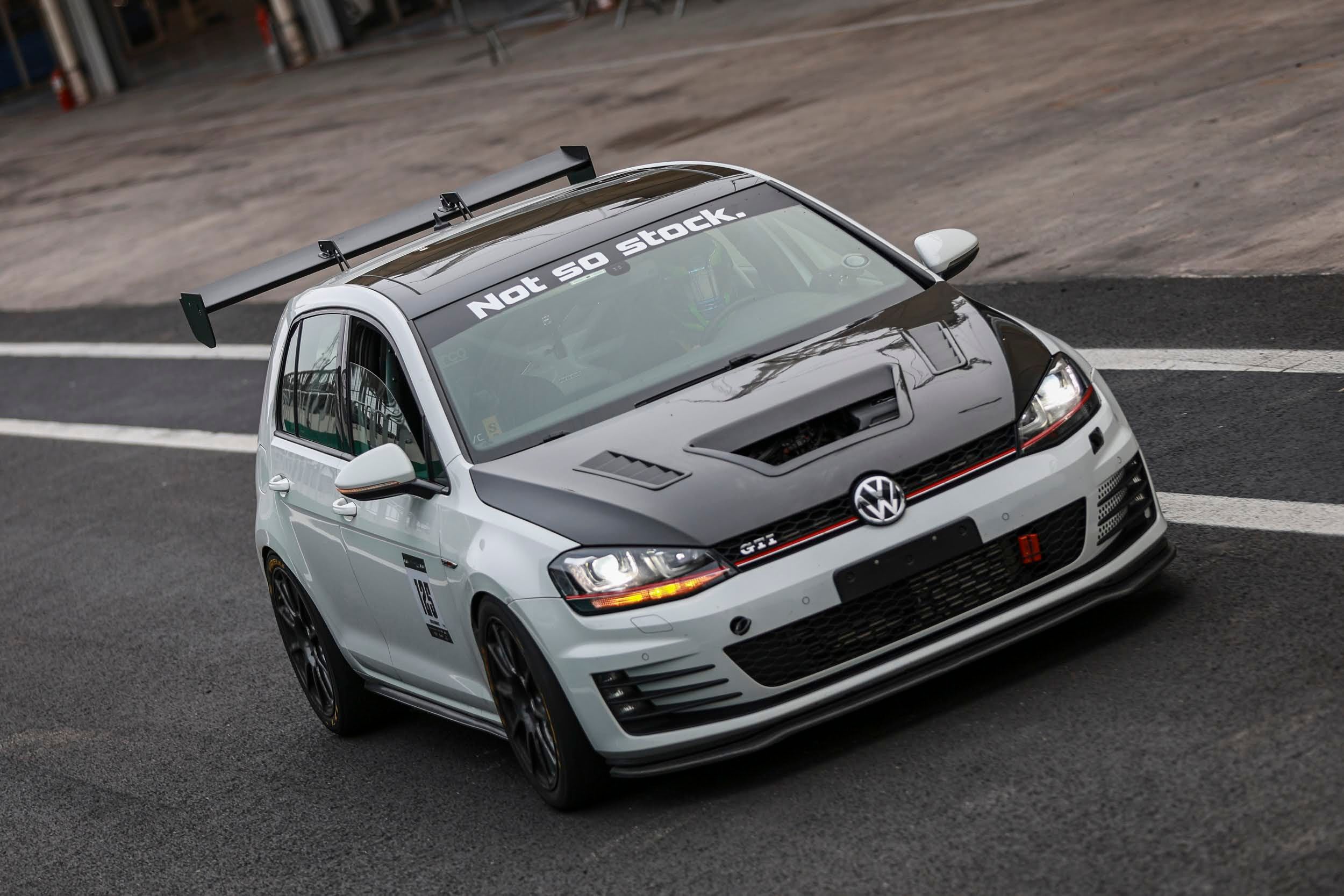 White VW MK7 GTI with 18" SM-10 Apex wheels in Anthracite