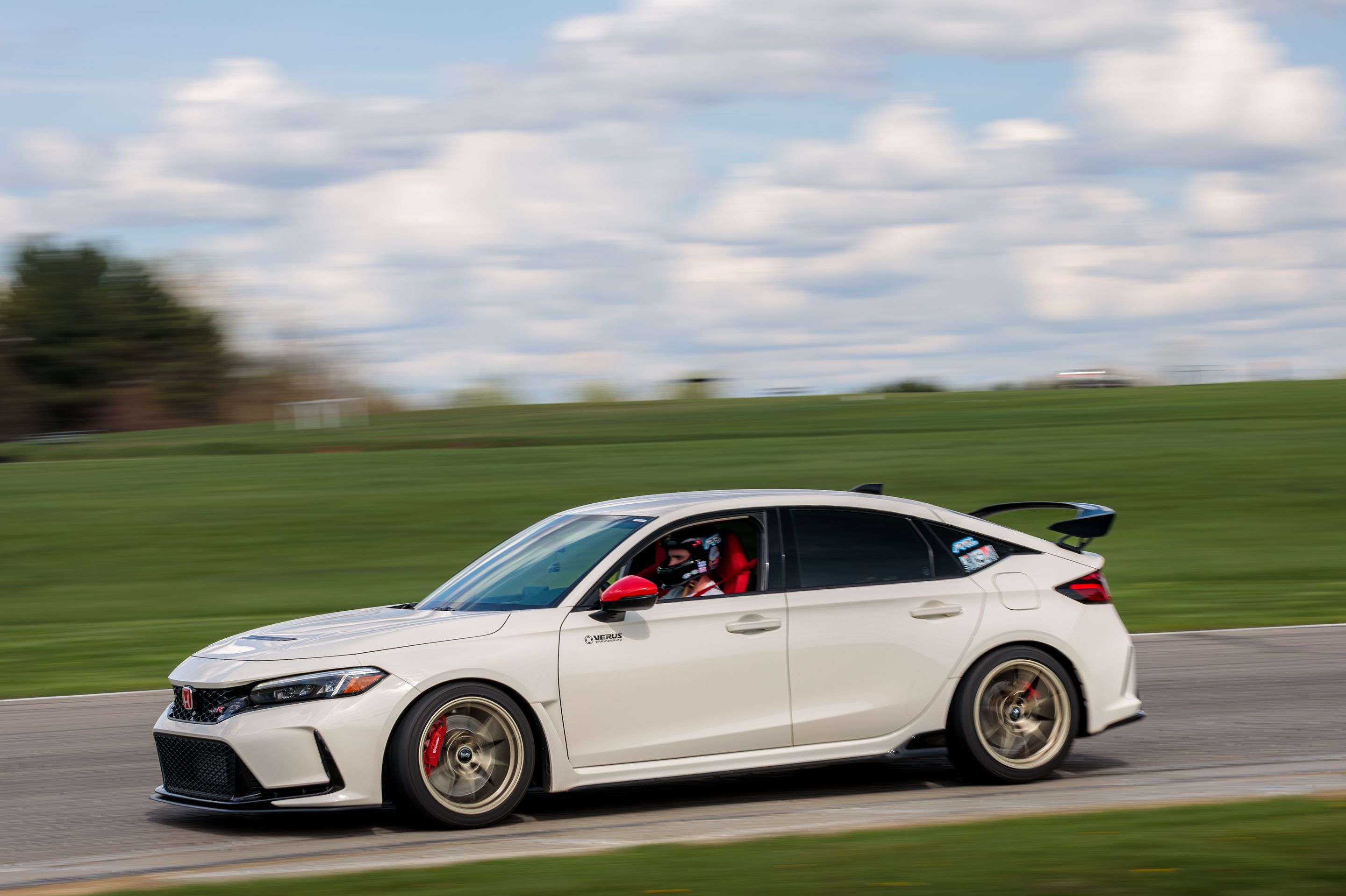 White Honda FL5 Civic Type-R with 18" VS-5RS Apex wheels in Motorsport Gold