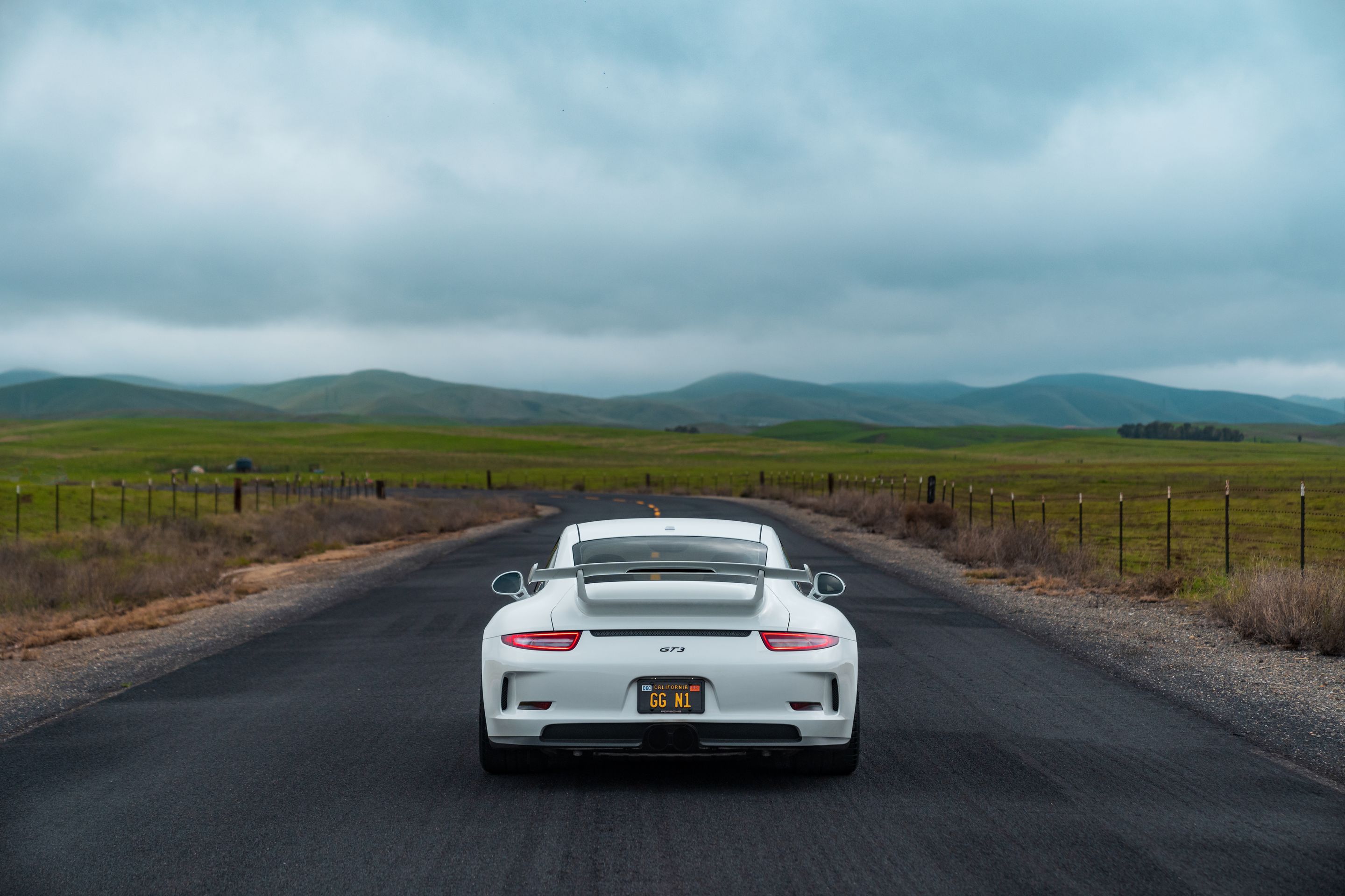White Porsche 911 991.1 GT3 with 20" VS-5RS Apex wheels in Anthracite