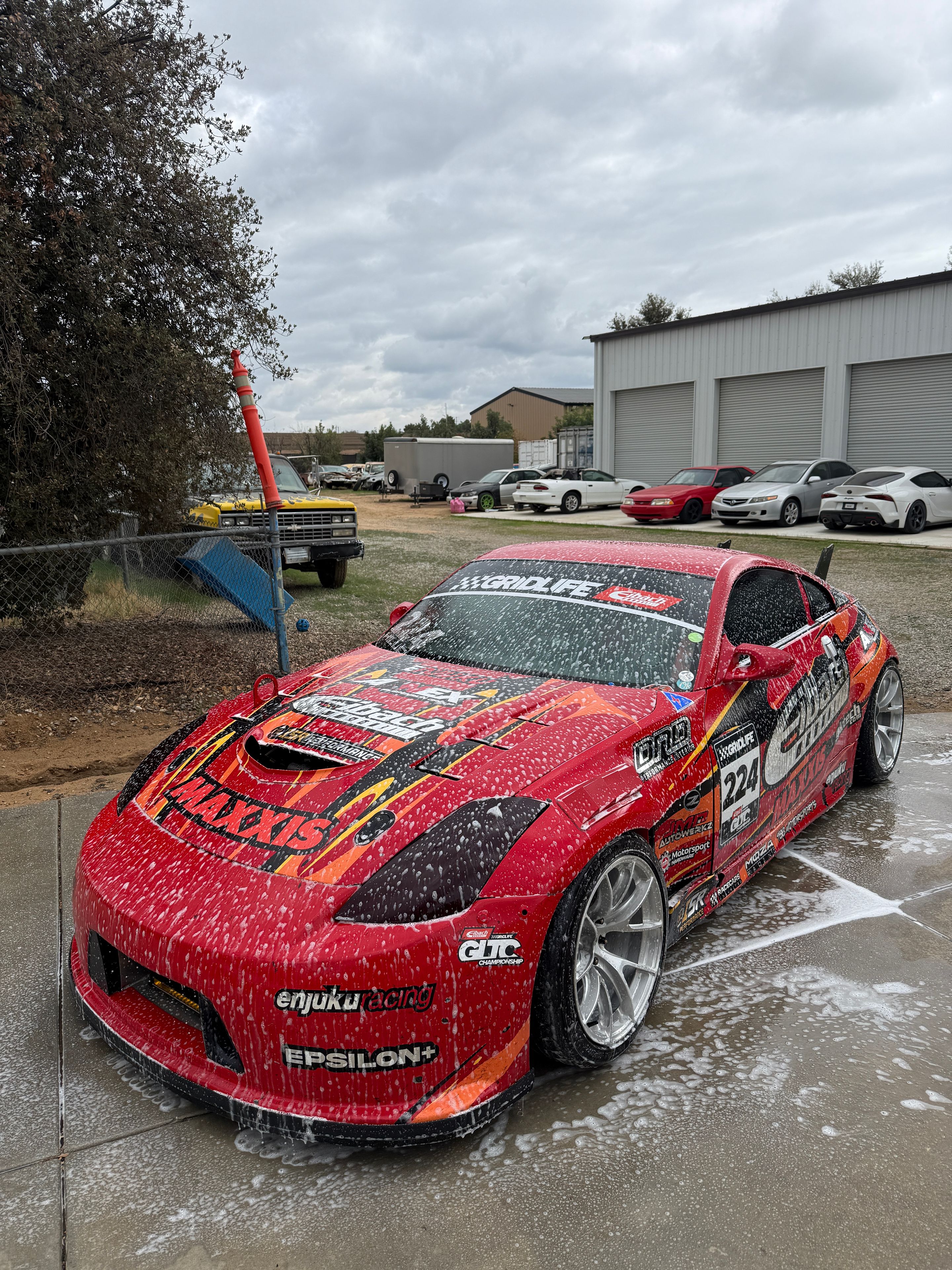 Race Livery Nissan 350Z with 18" VS-5RS Apex wheels in Brushed Clear