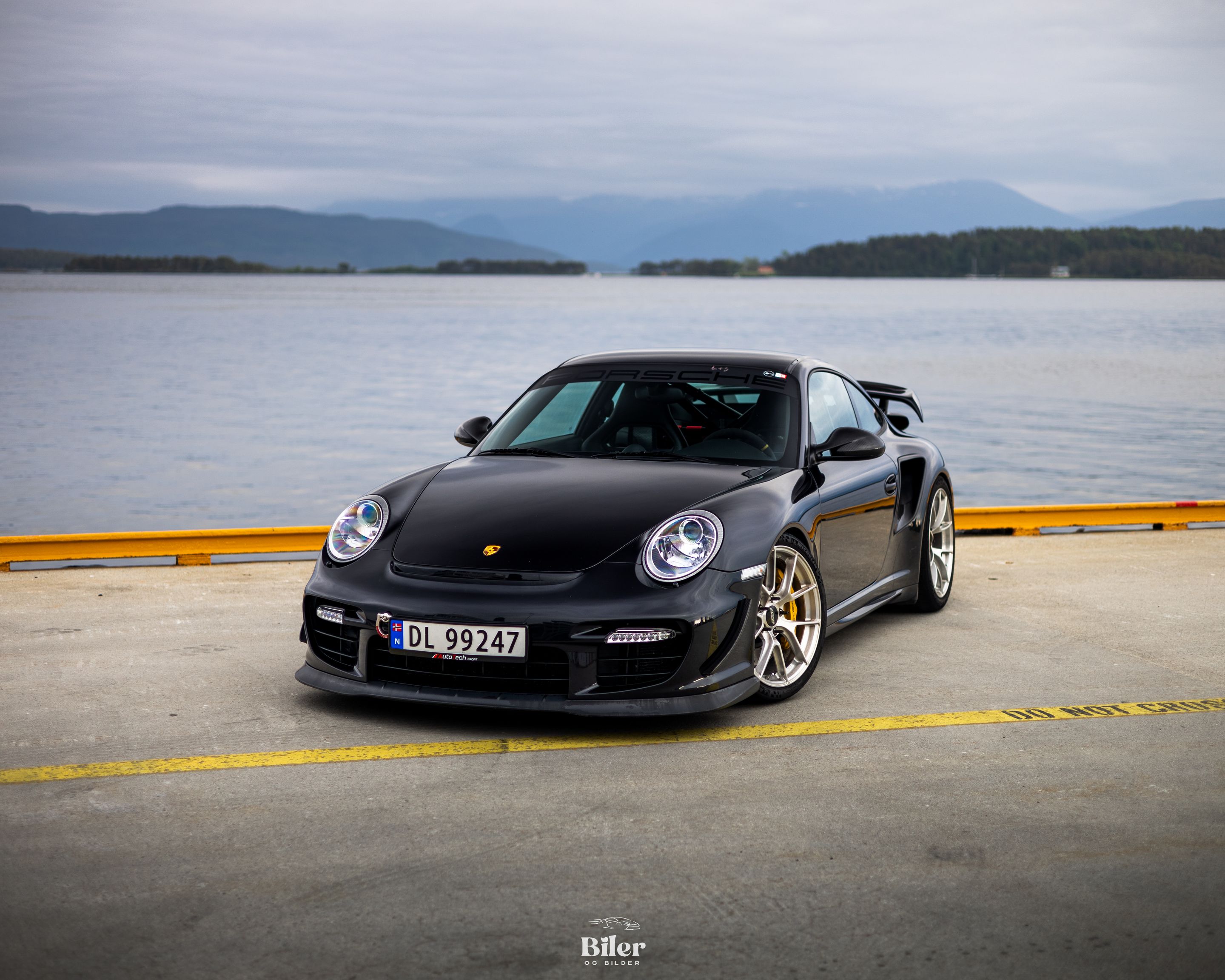 Black Porsche 911 997 GT2 with 19" VS-5RS Apex wheels in Brushed Clear