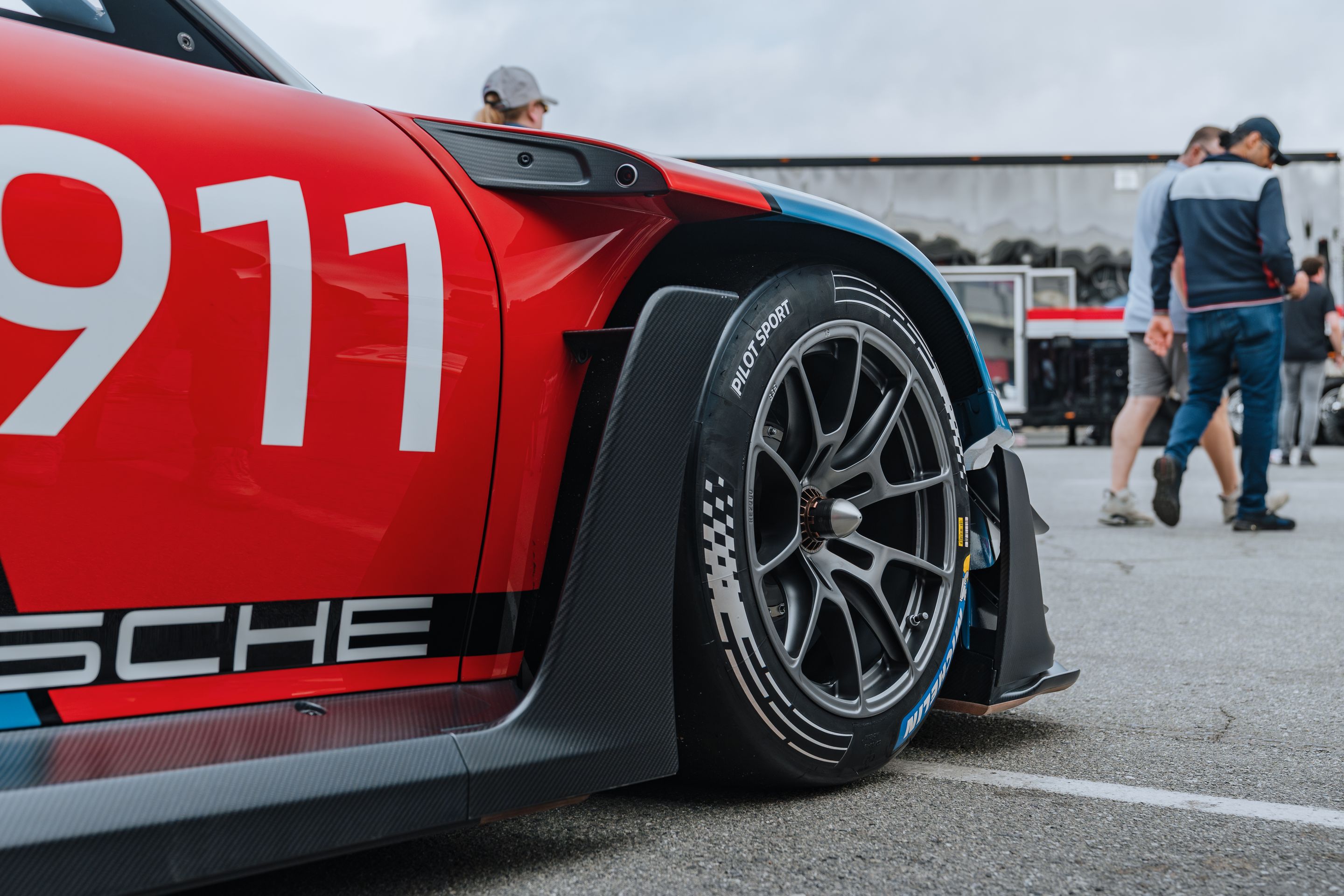 White Porsche 911 996 GT2 with 18" EC-7RS Apex wheels in Anthracite