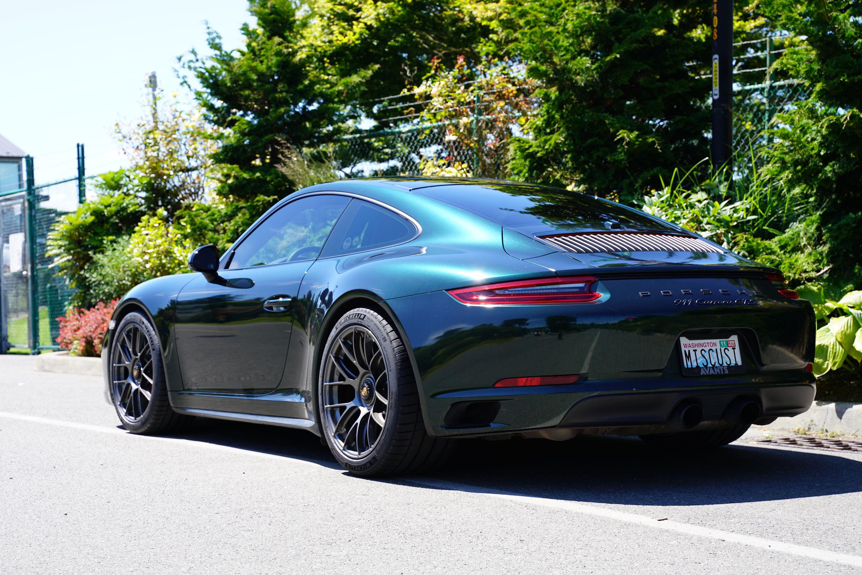 Green Porsche 911 991.2 Carrera GTS with 19" EC-7RS Apex wheels in Anthracite