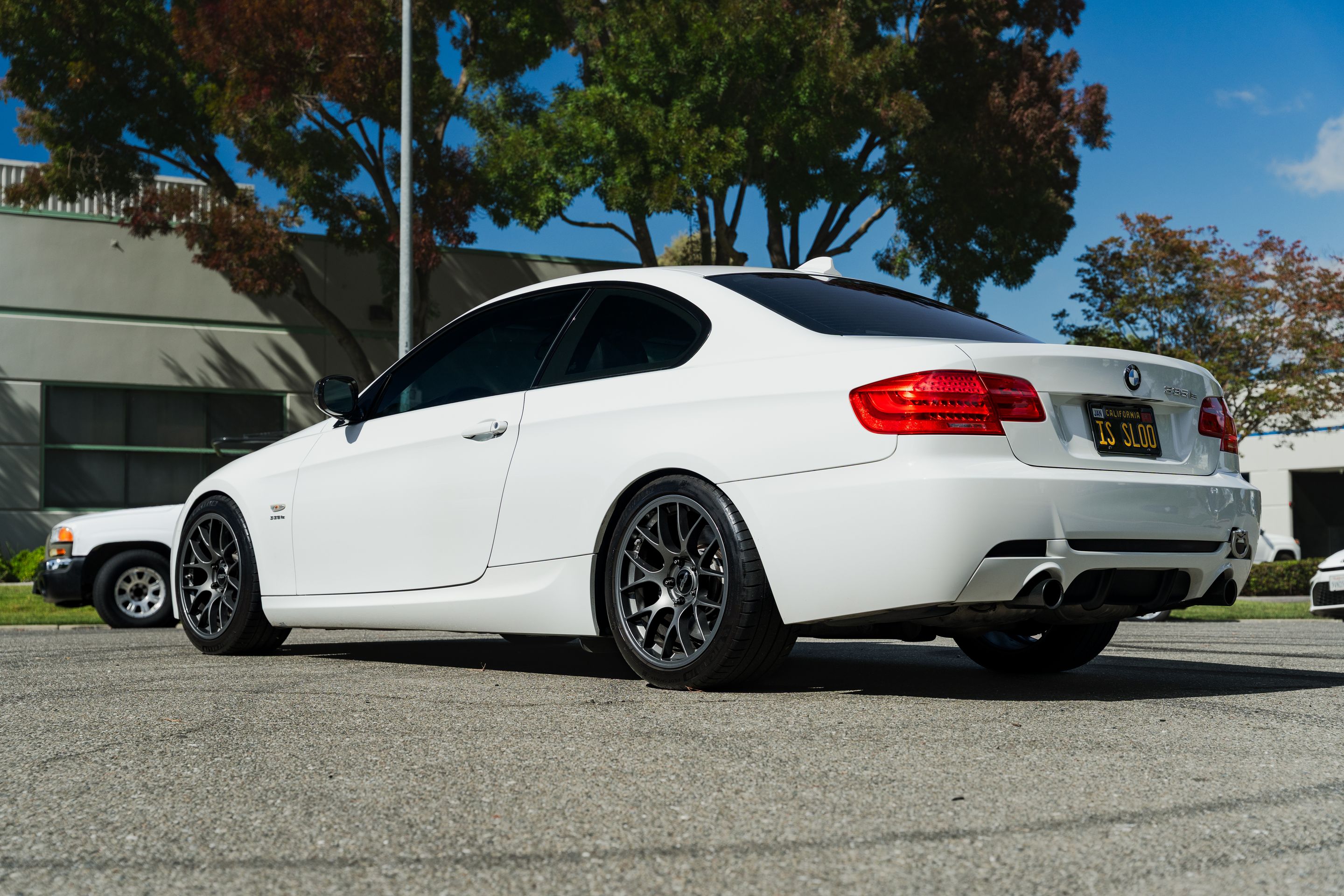 White BMW E92 Coupe 3 Series with 18" EC-7 Apex wheels in Anthracite