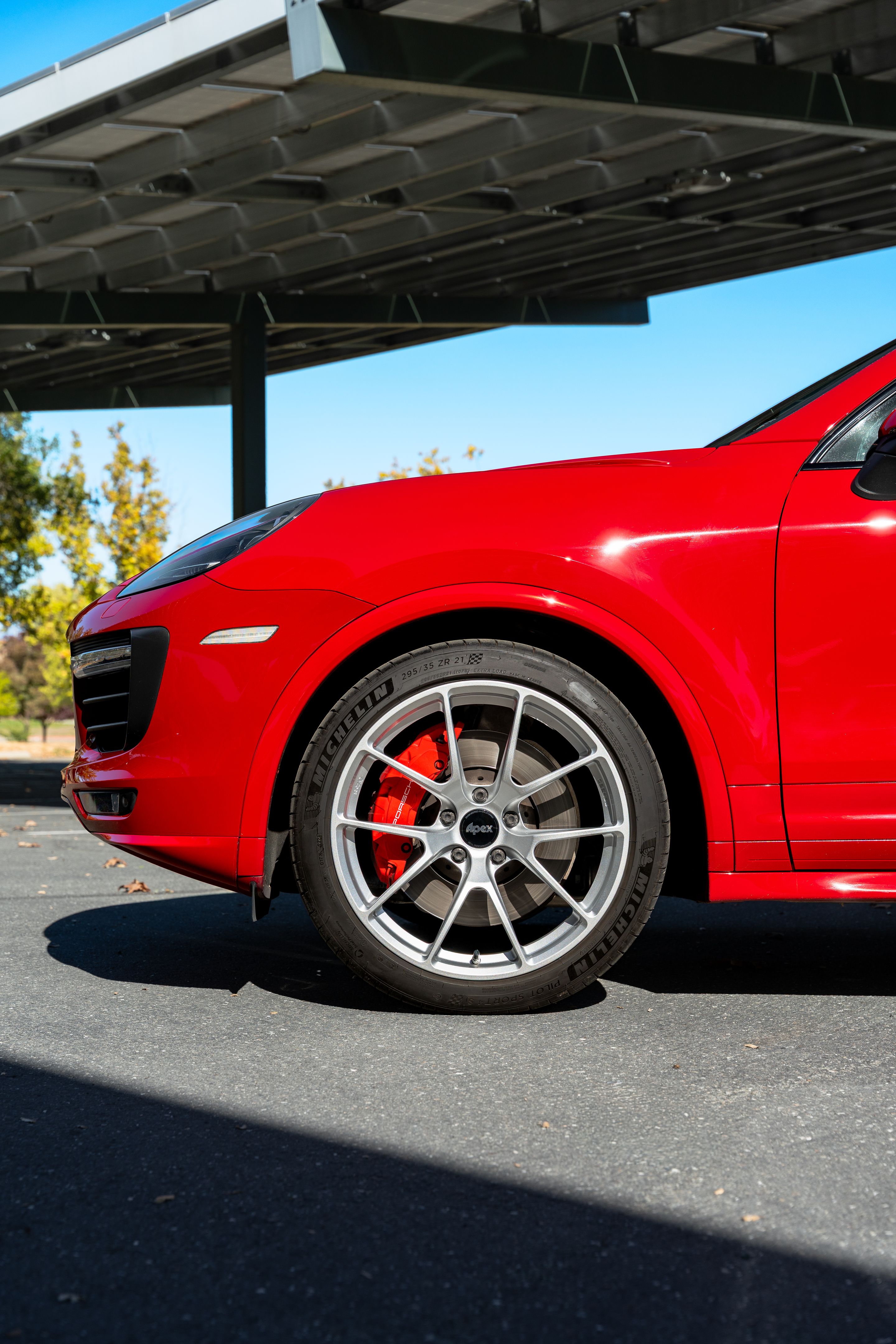 Red Porsche 958 Cayenne with 21" VS-5RX Apex wheels in Race Silver