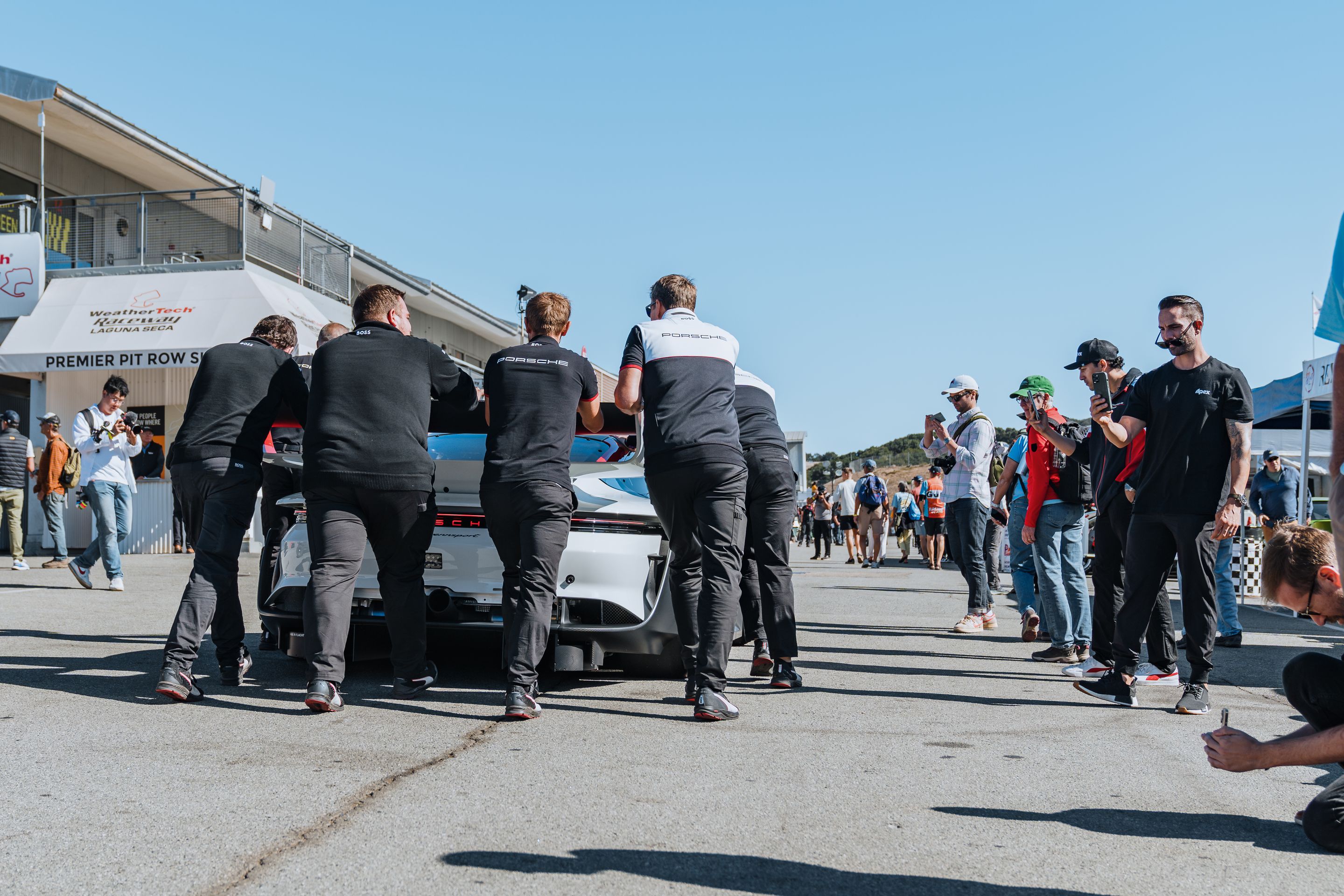 White Porsche 911 996 GT2 with 18" EC-7RS Apex wheels in Anthracite