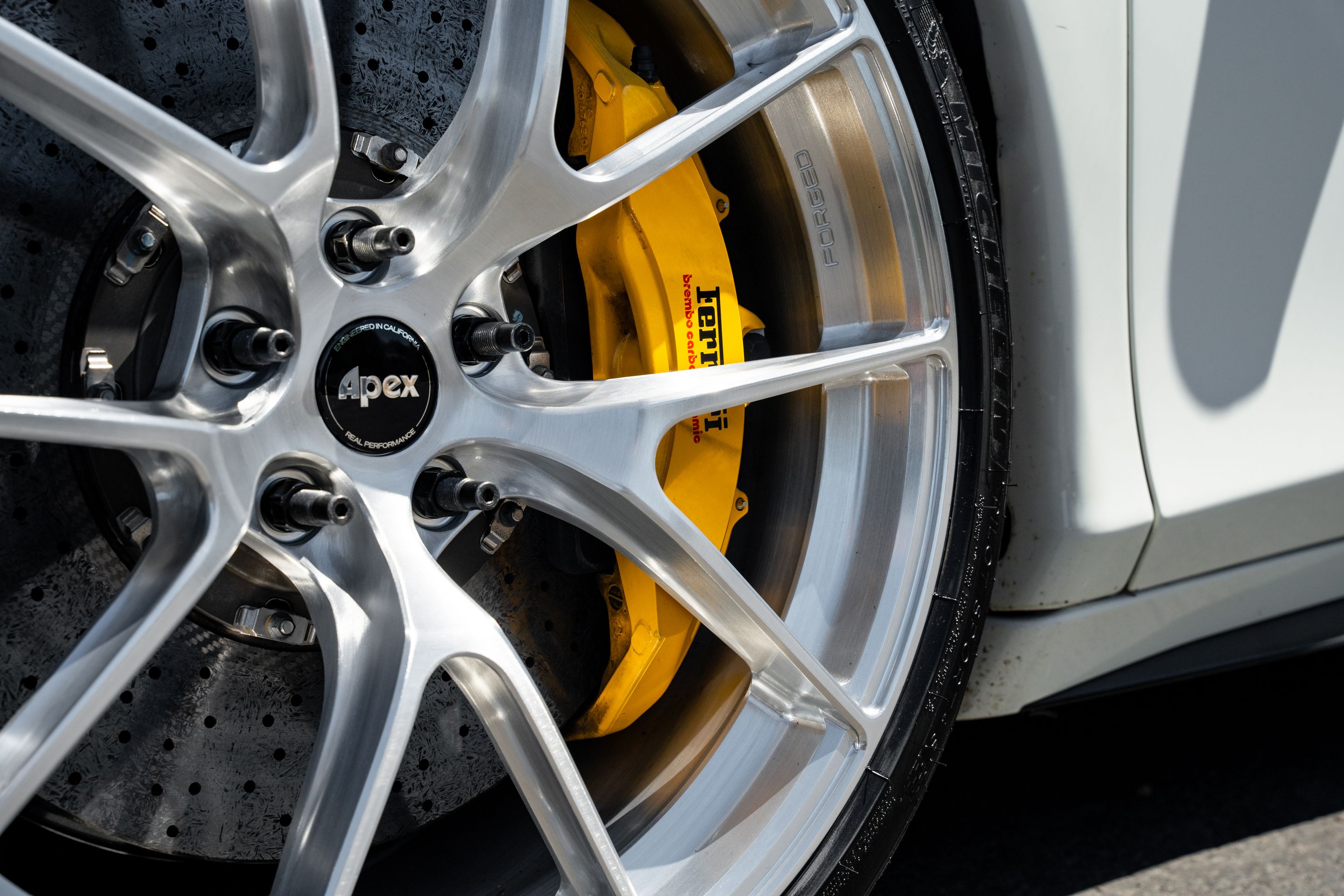 White Ferrari 458 Italia with 20" VS-5RS Apex wheels in Brushed Clear