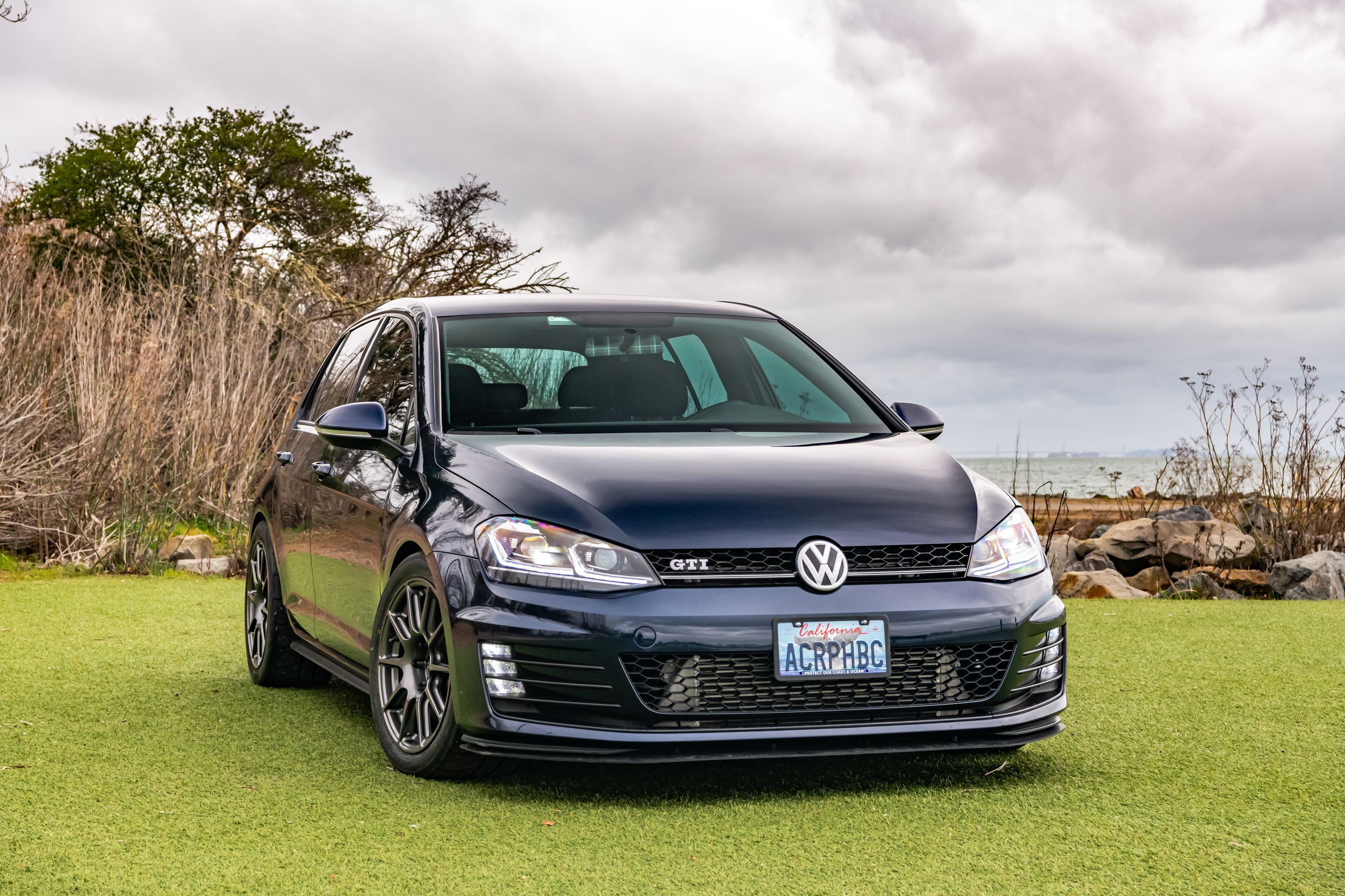 Blue VW MK7 GTI with 17" SM-10 Apex wheels in Anthracite