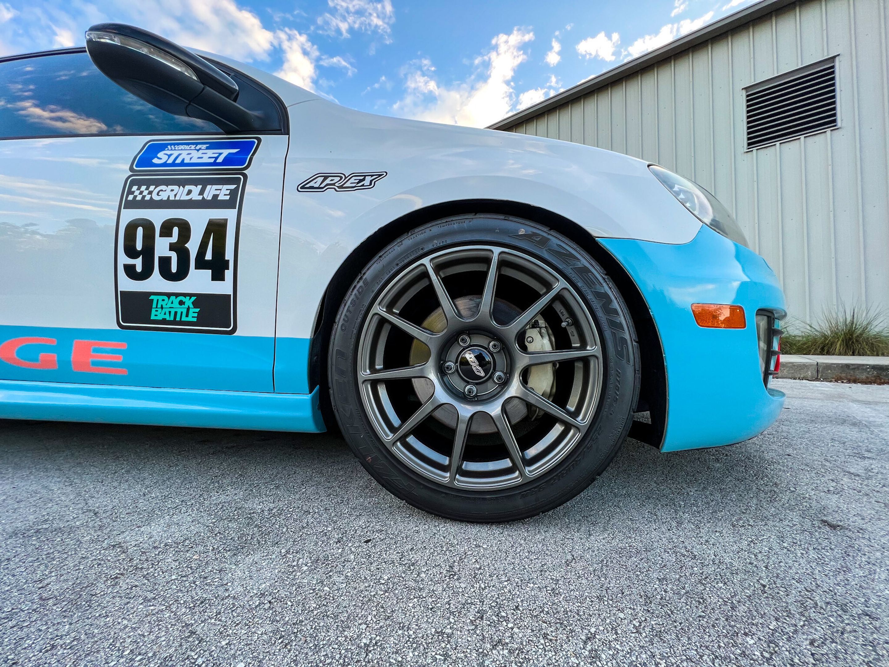 Race Livery VW MK6 GTI with 17" SM-10 Apex wheels in Anthracite