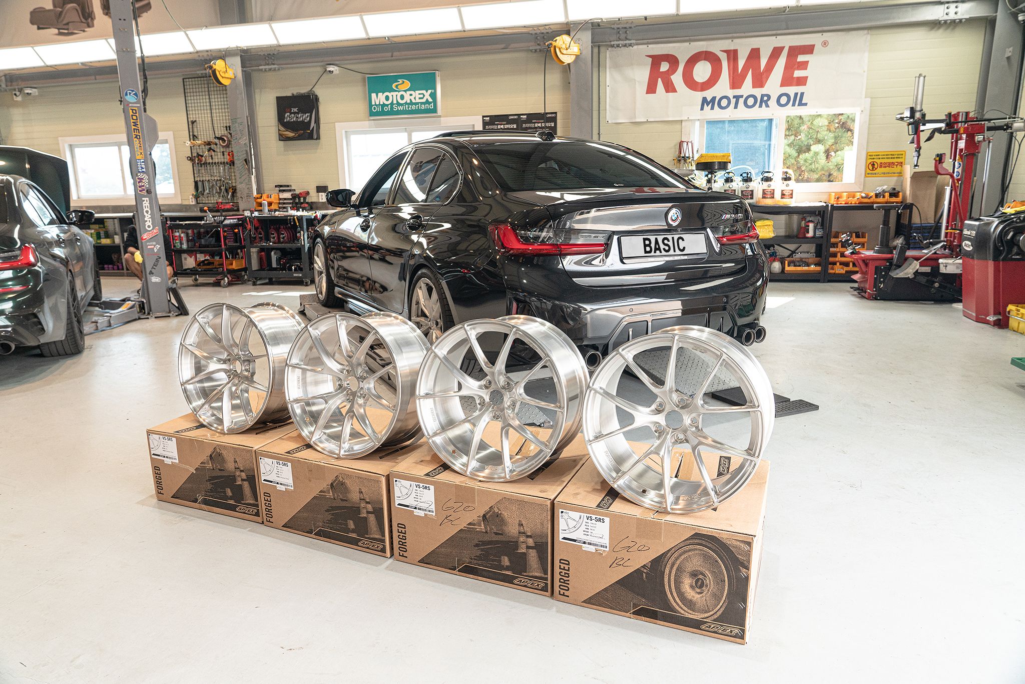 Black BMW G20 Sedan 3 Series with 19" VS-5RS Apex wheels in Brushed Clear