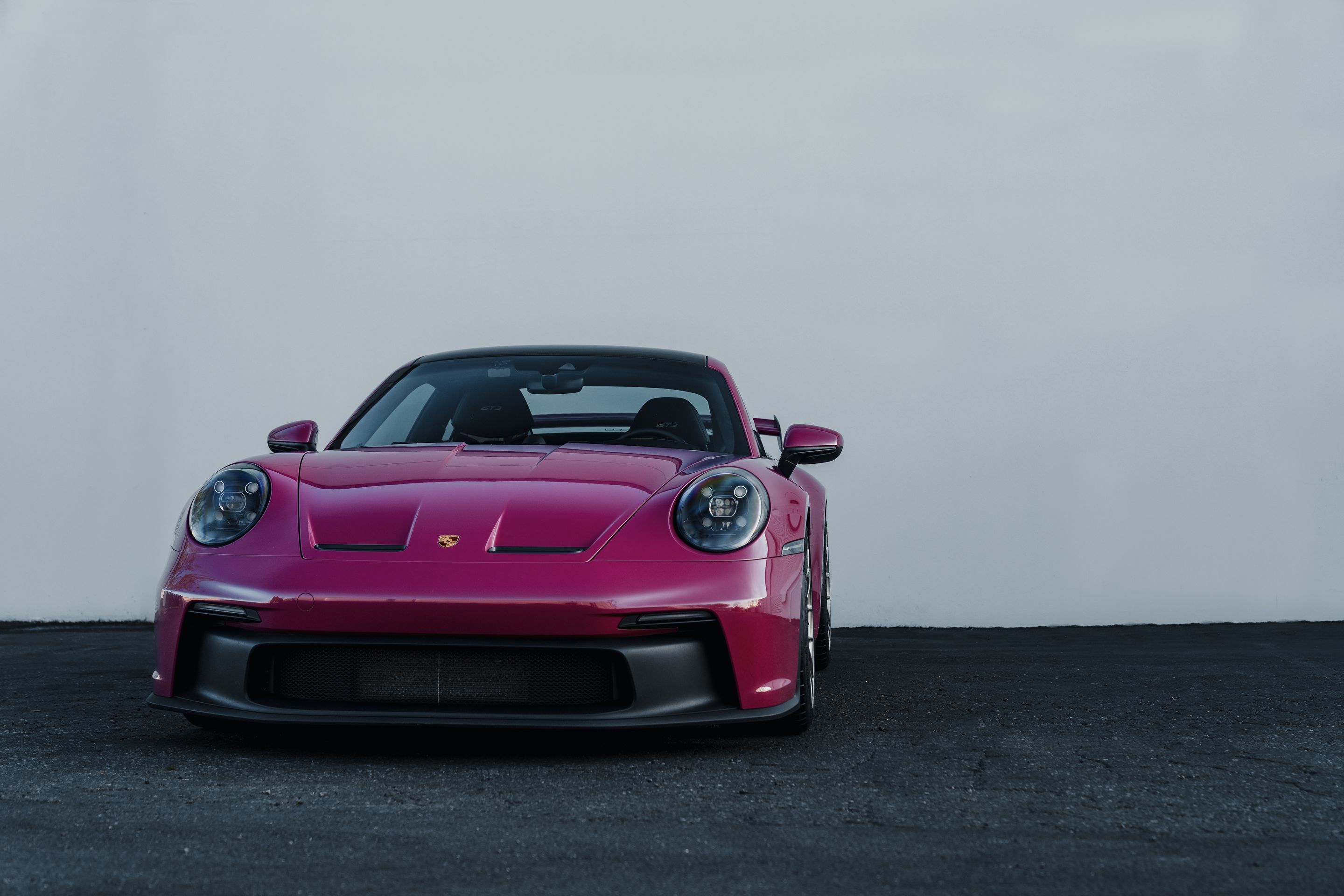 Pink Porsche 911 992.1 GT3 with 19" EC-7RS Apex wheels in Motorsport Gold