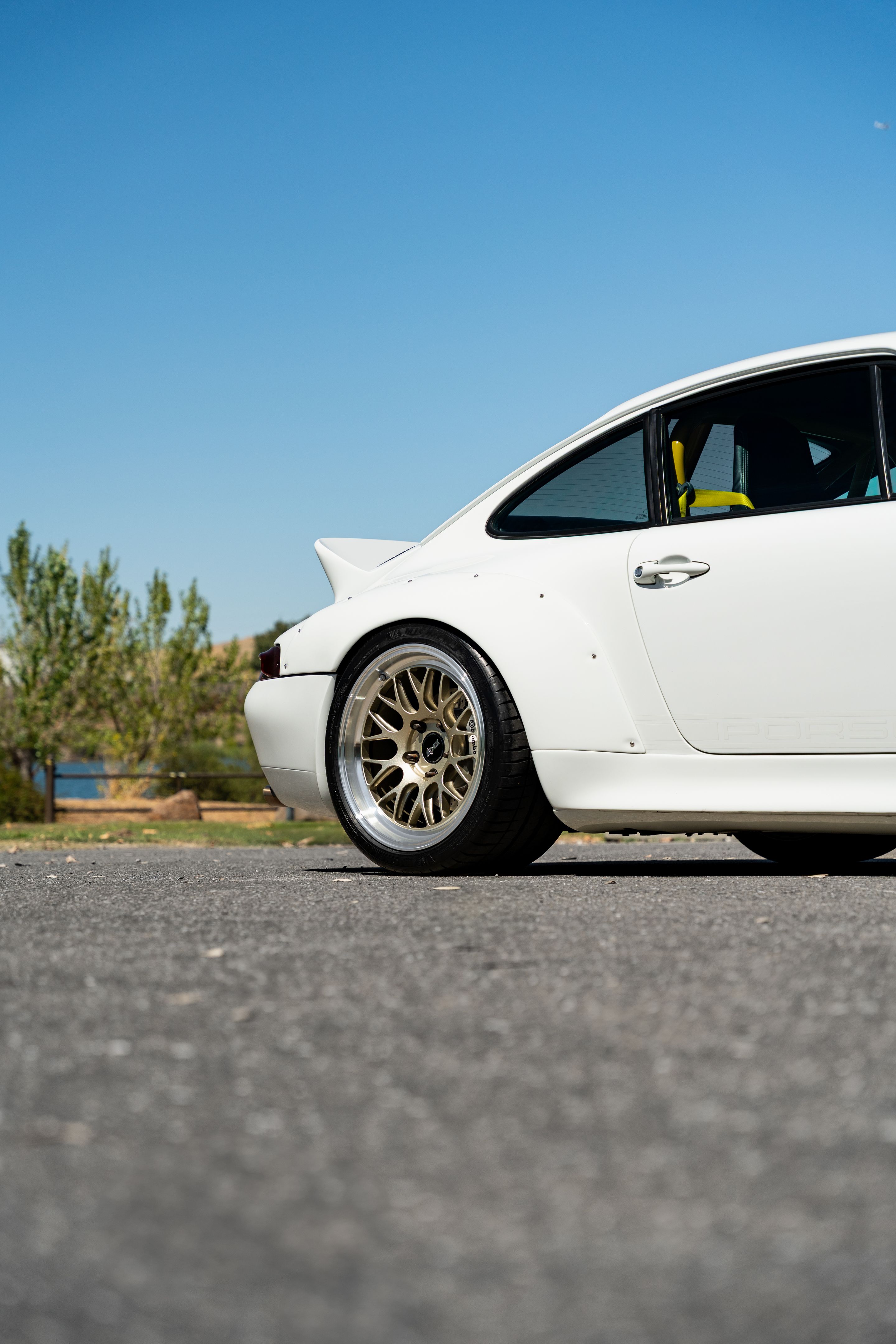 White Porsche 911 993 Carrera with 18" ML-10RT Apex wheels in Machined Lip Gloss Motorsport Gold