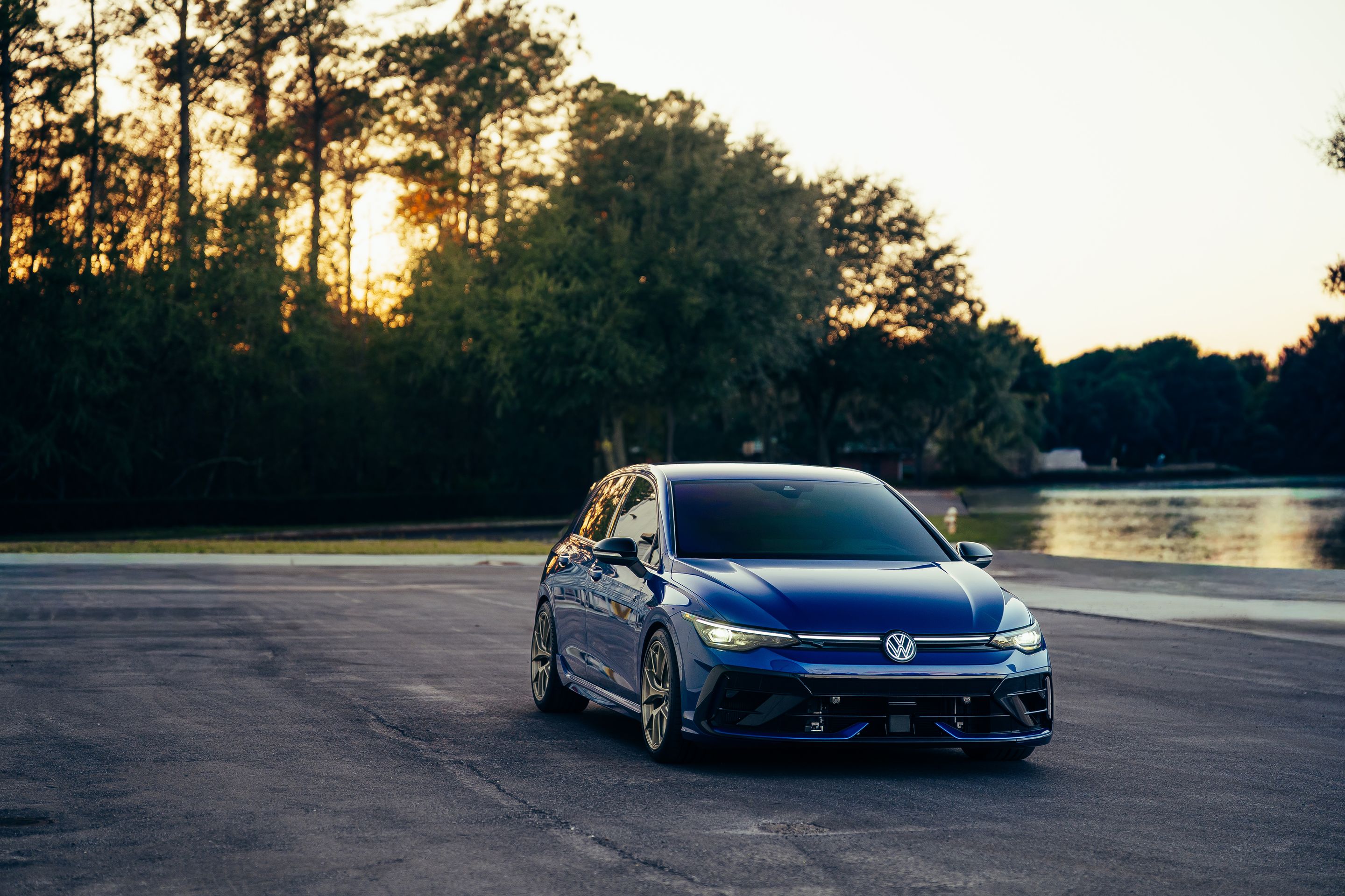 Blue VW MK8 Golf R with 18" VS-5RS Apex wheels in Motorsport Gold