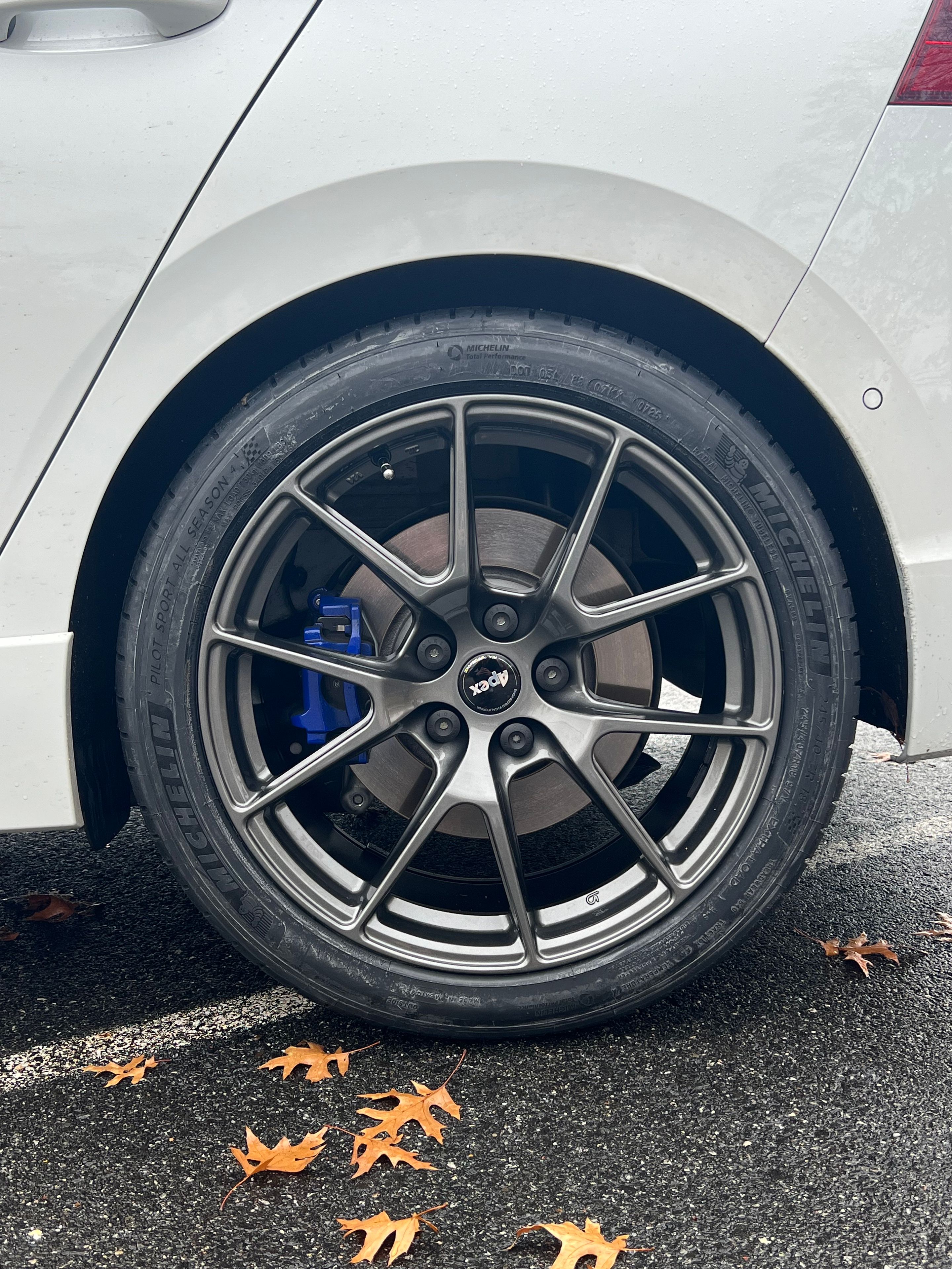 White VW MK8 Golf R with 18" VS-5 Apex wheels in Anthracite