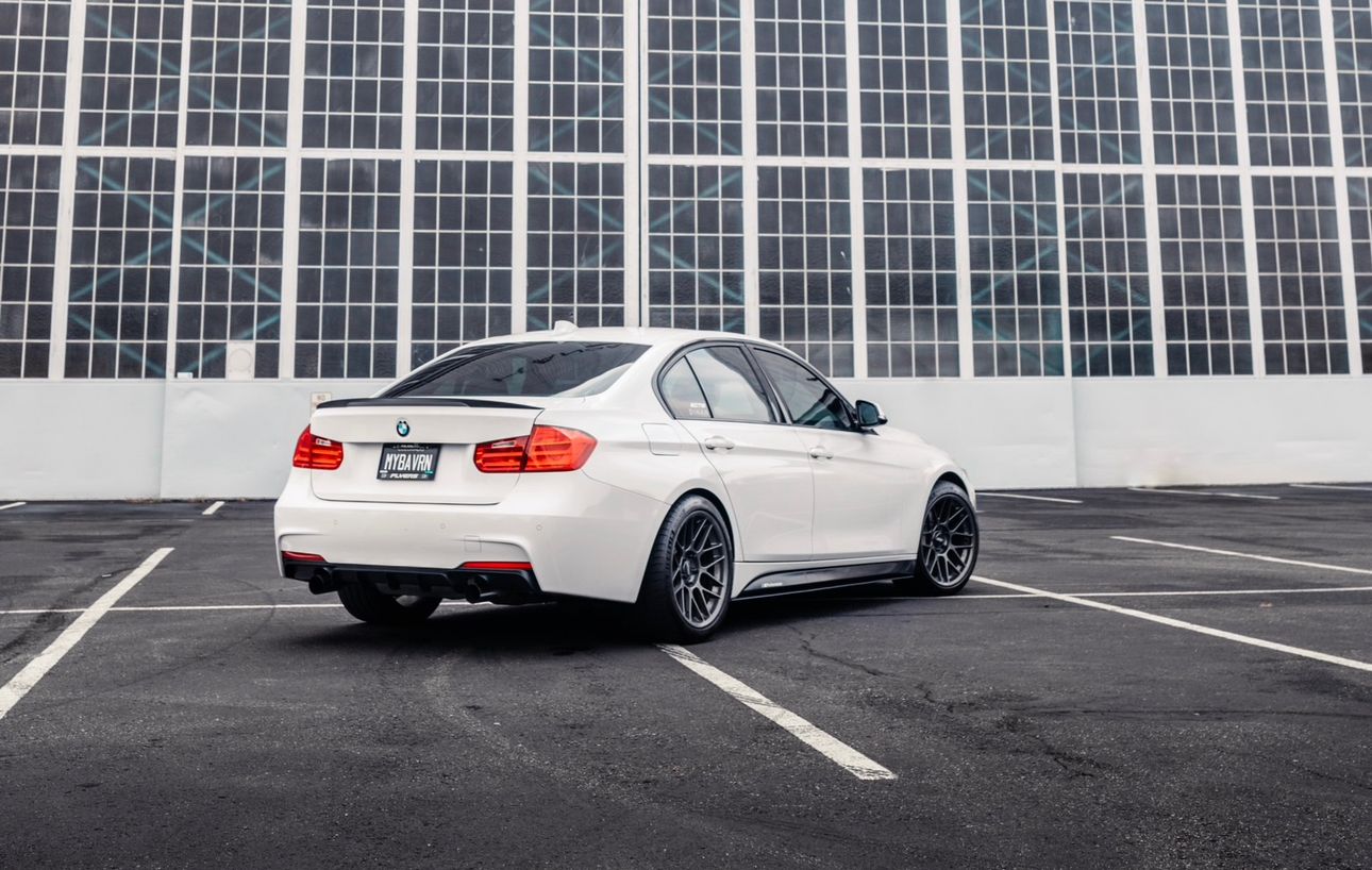 White BMW F30 Sedan 3 Series with 18" ARC-8 Apex wheels in Anthracite