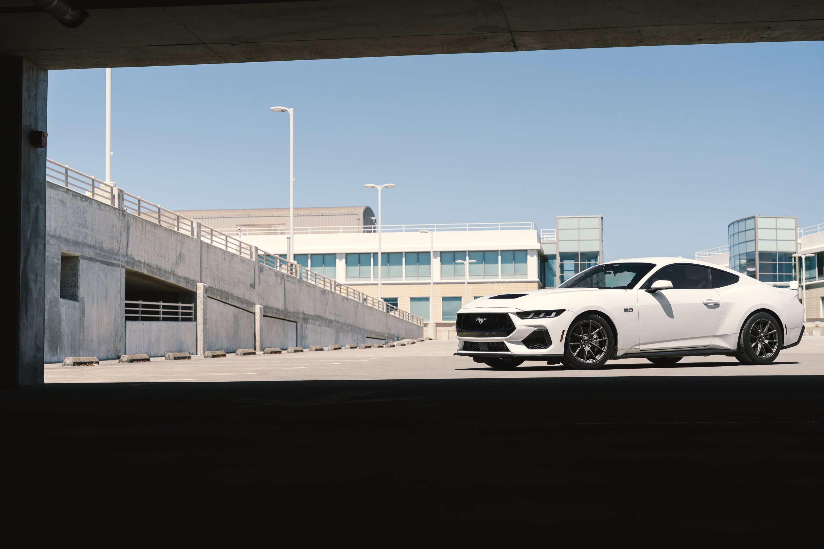 White Ford S650 Mustang GT with 18" VS-5 Apex wheels in Anthracite