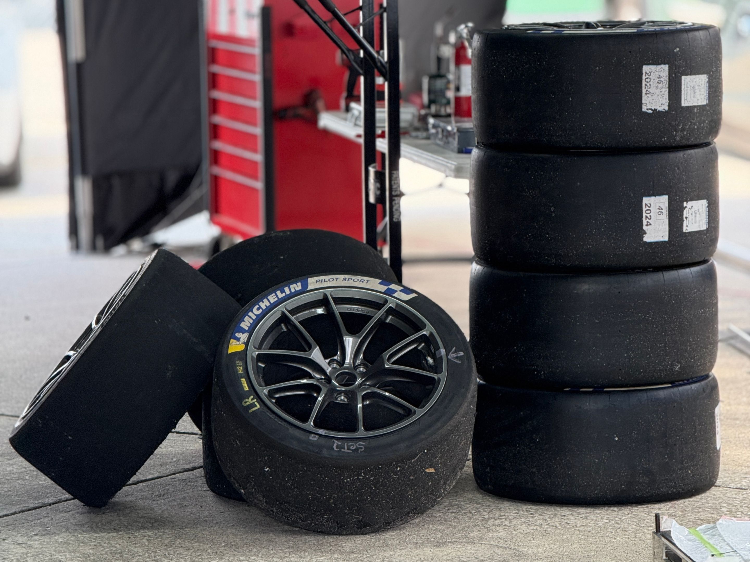 White Ford Performance Mustang Dark Horse R with 18" VS-5RE Apex wheels in Anthracite