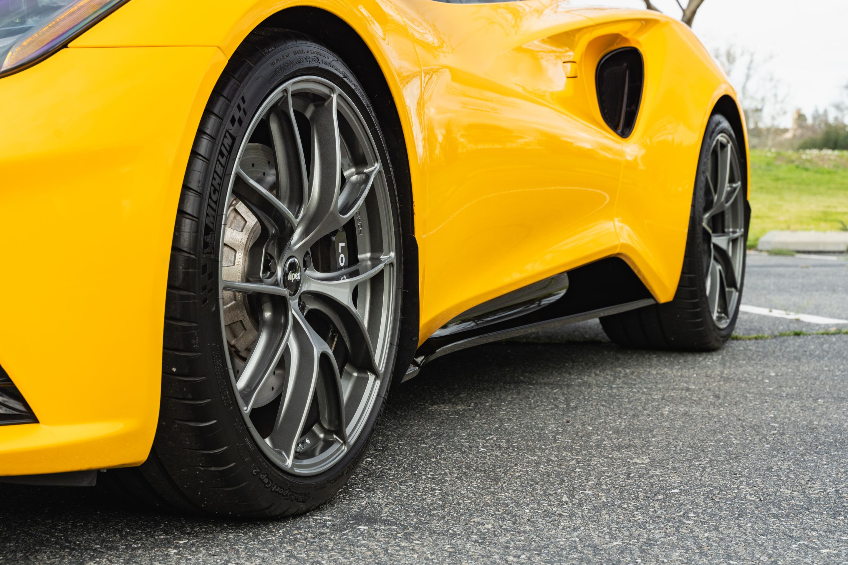 Yellow Lotus Emira with 20" VS-5RS Apex wheels in Anthracite