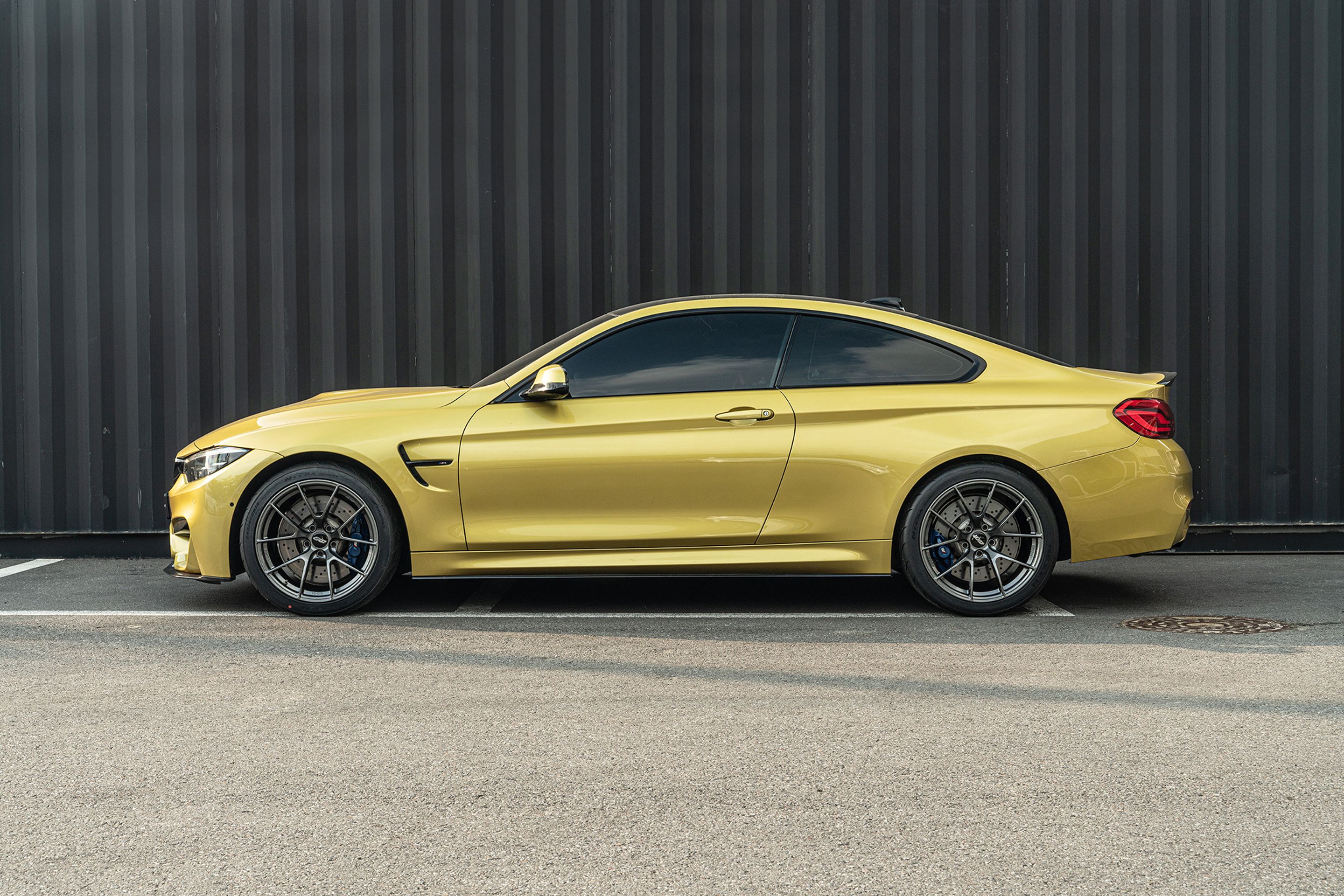 Yellow BMW F82 Coupe M4 with 19" VS-5RS Apex wheels in Anthracite