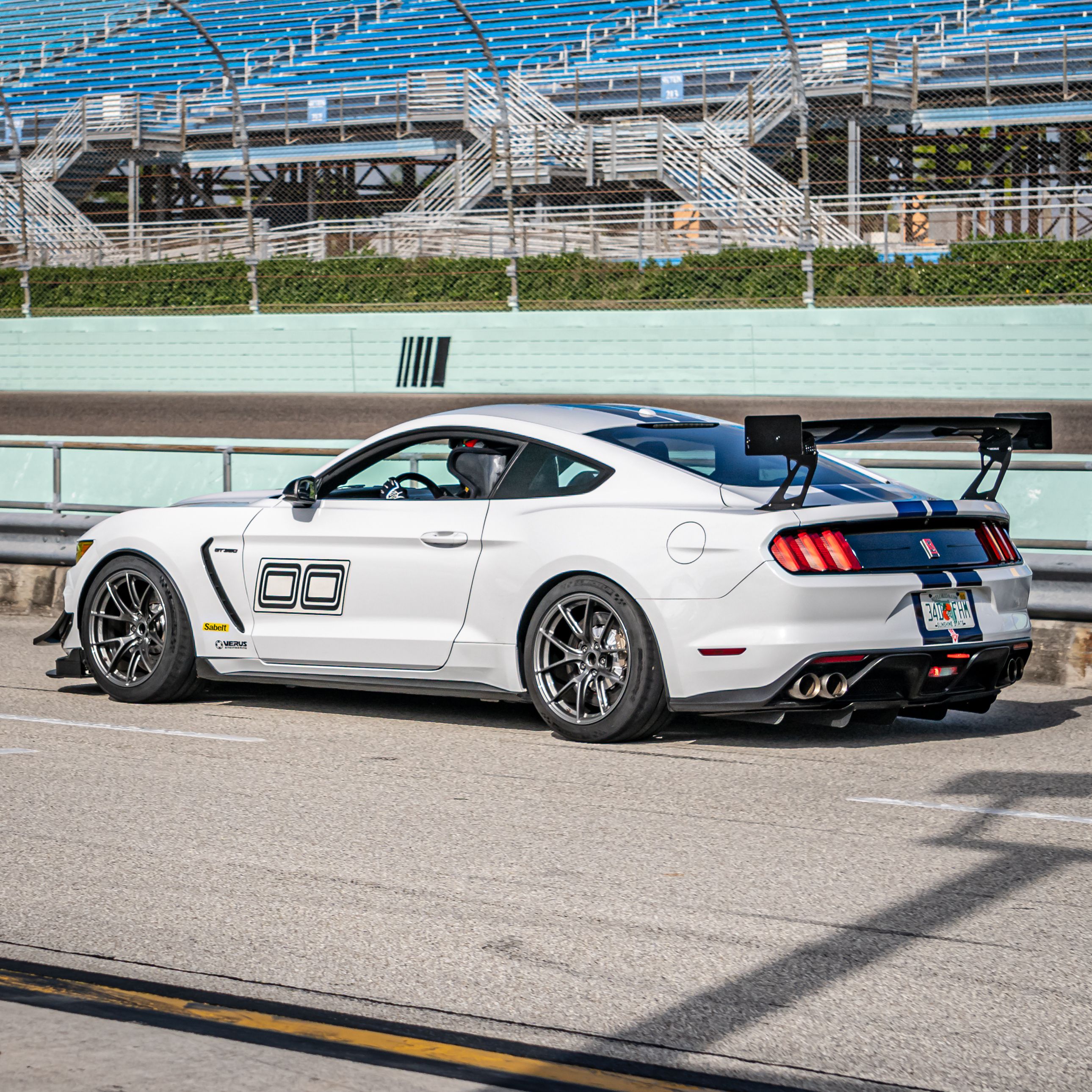 White Ford S550 Mustang GT350 with 19" VS-5RS Apex wheels in Anthracite