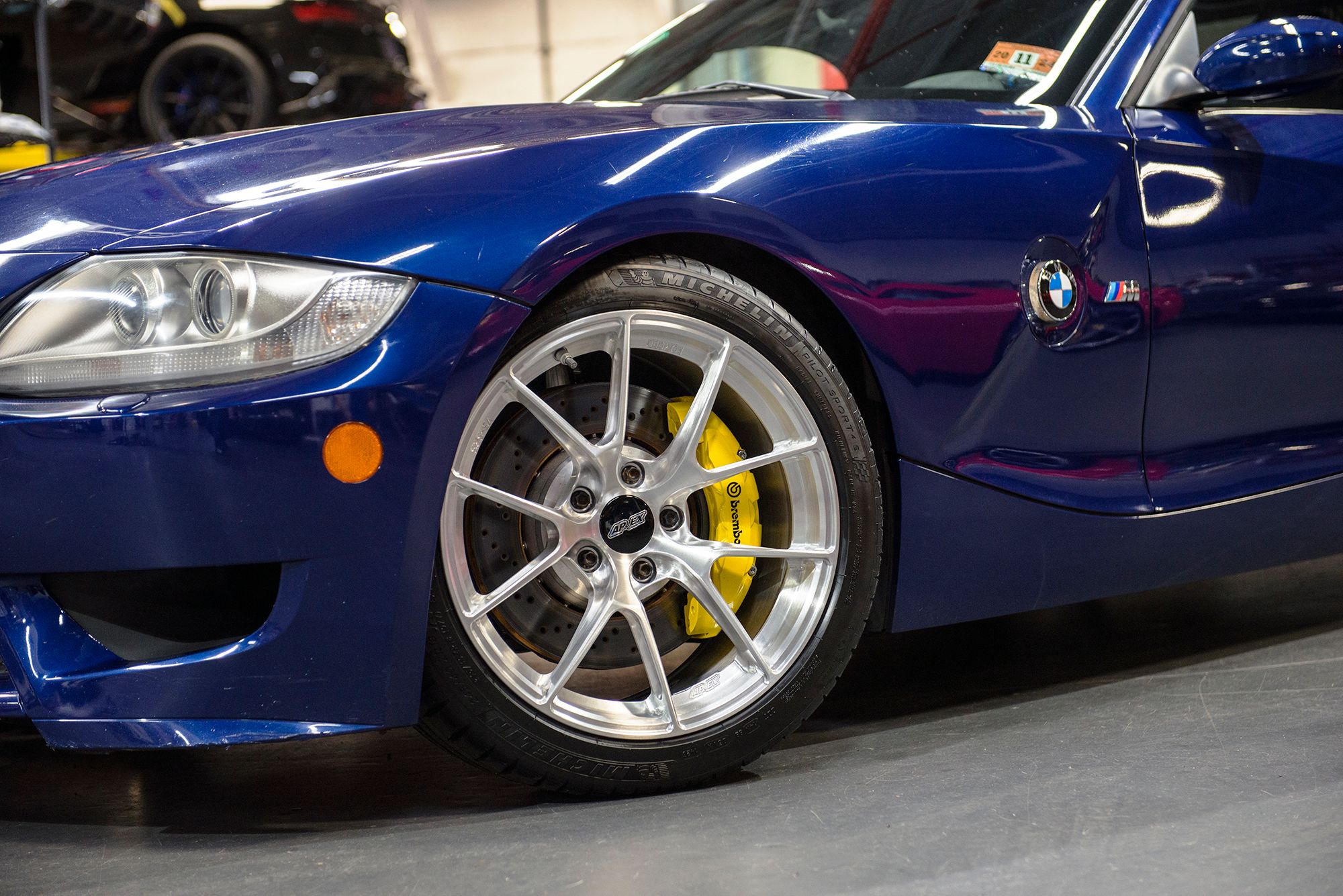 Blue BMW E85 Roadster Z4 M with 18" VS-5RS Apex wheels in Brushed Clear
