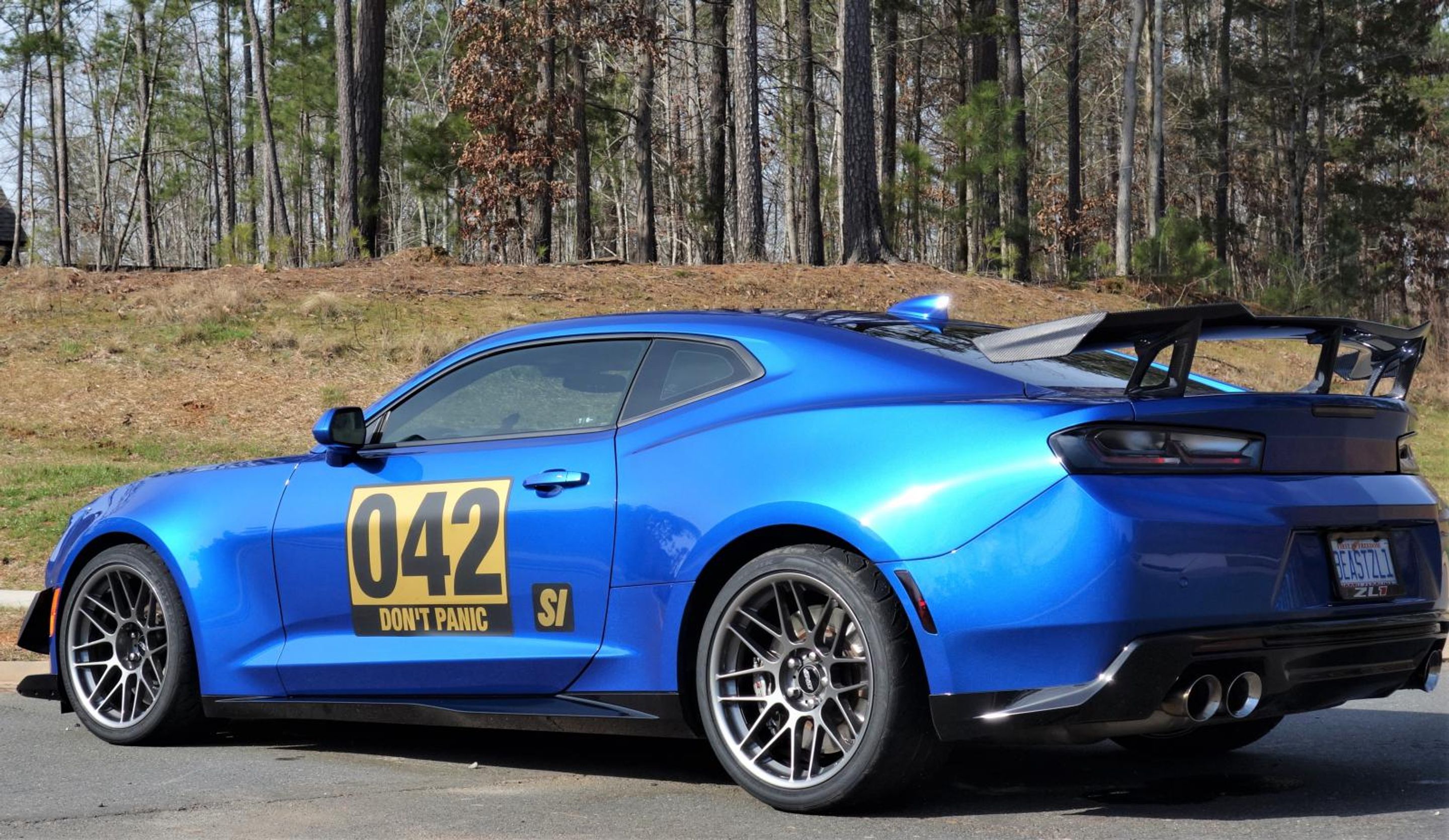 Blue Chevrolet 6th Gen Camaro ZL1 with 19" ARC-8 Apex wheels in Anthracite