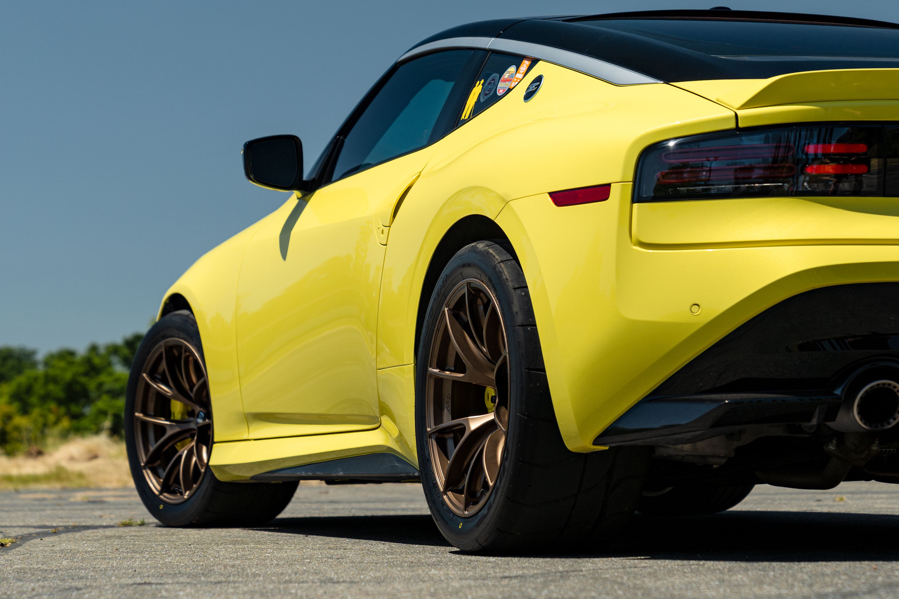 Yellow Nissan Z with 18" VS-5RS Apex wheels in Satin Bronze