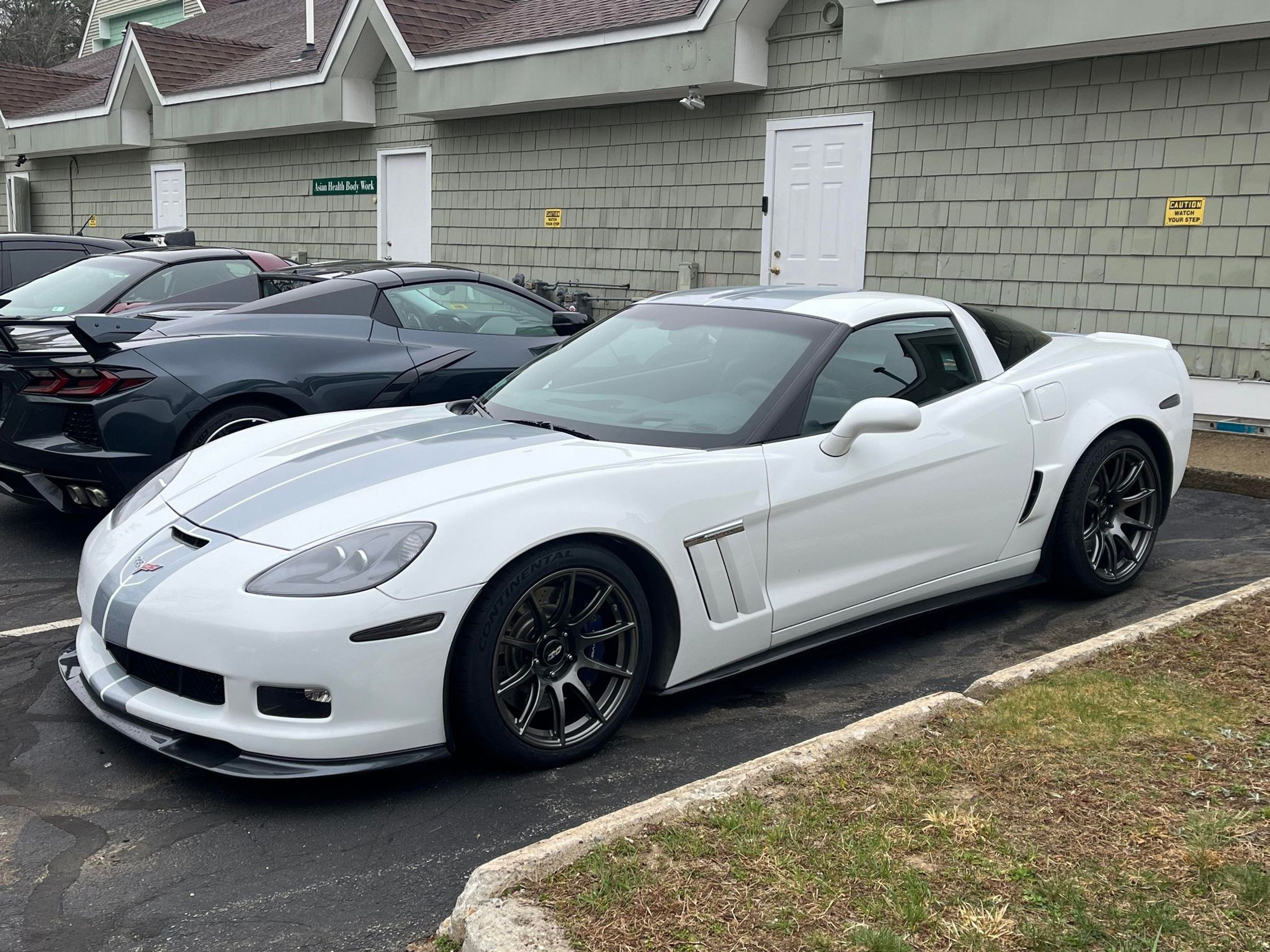 White Chevrolet C6 Corvette Grand Sport with 18"/19" SM-10 Apex wheels in Anthracite