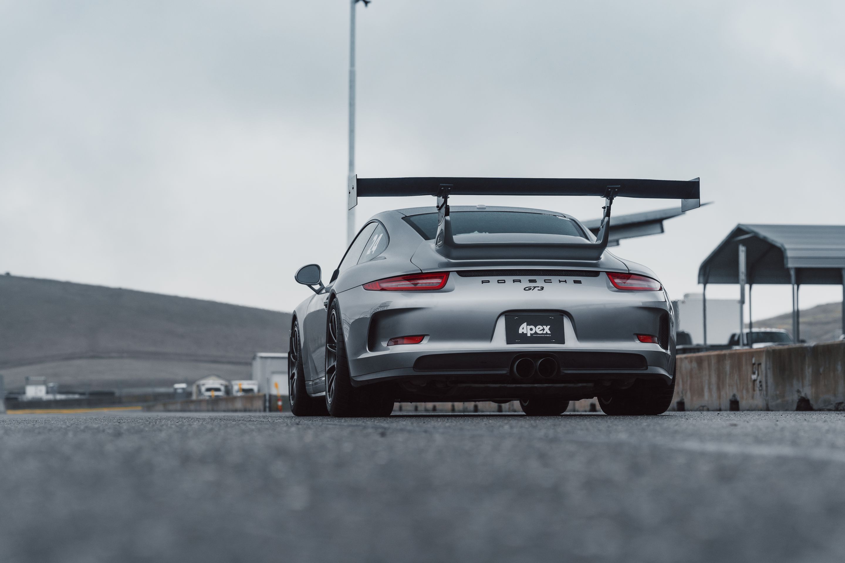 Silver Porsche 911 991.1 GT3 with 19" SM-10RE Apex wheels in Anthracite
