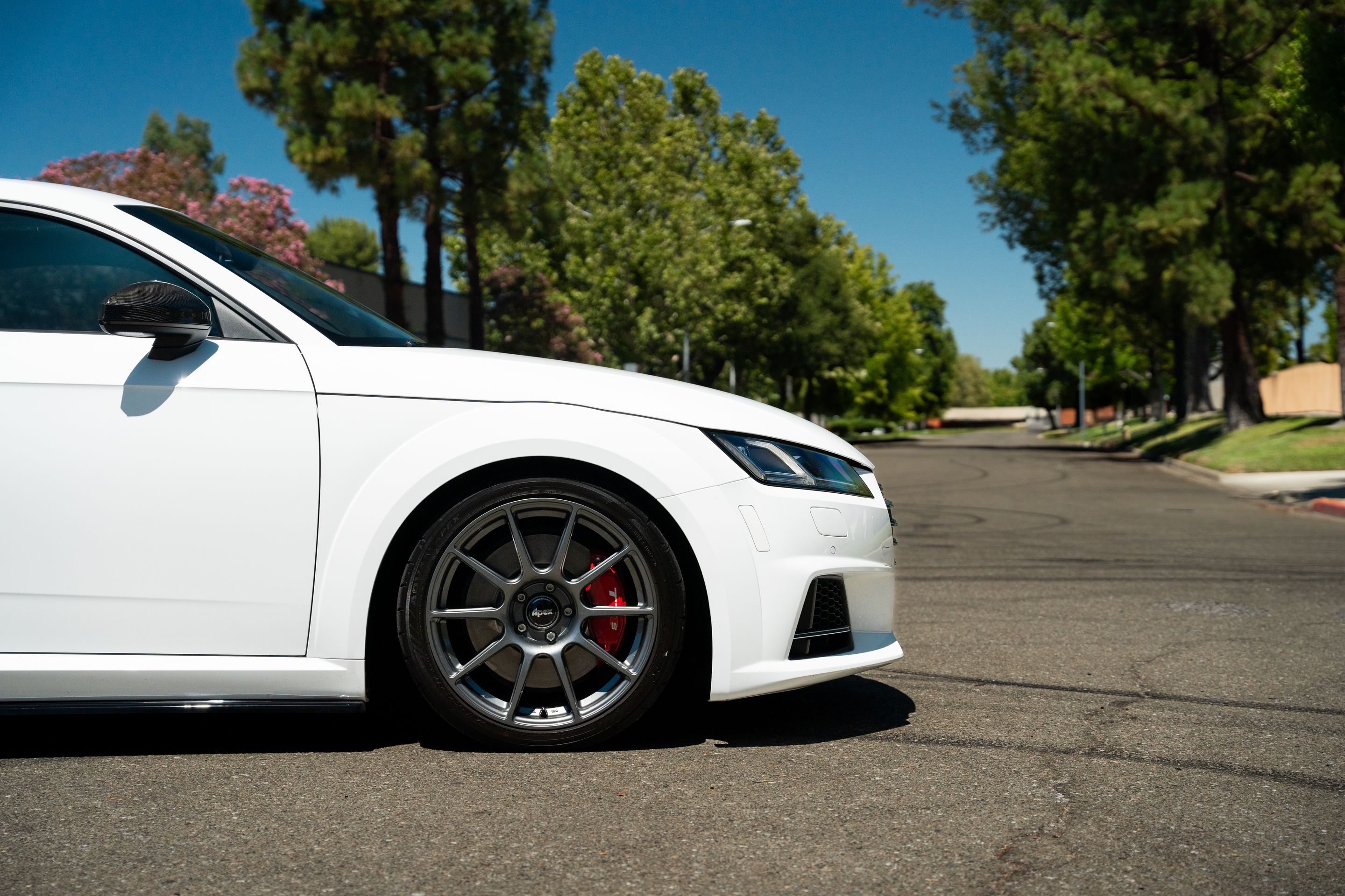 White Audi 8S TTS with 18" SM-10 Apex wheels in Anthracite