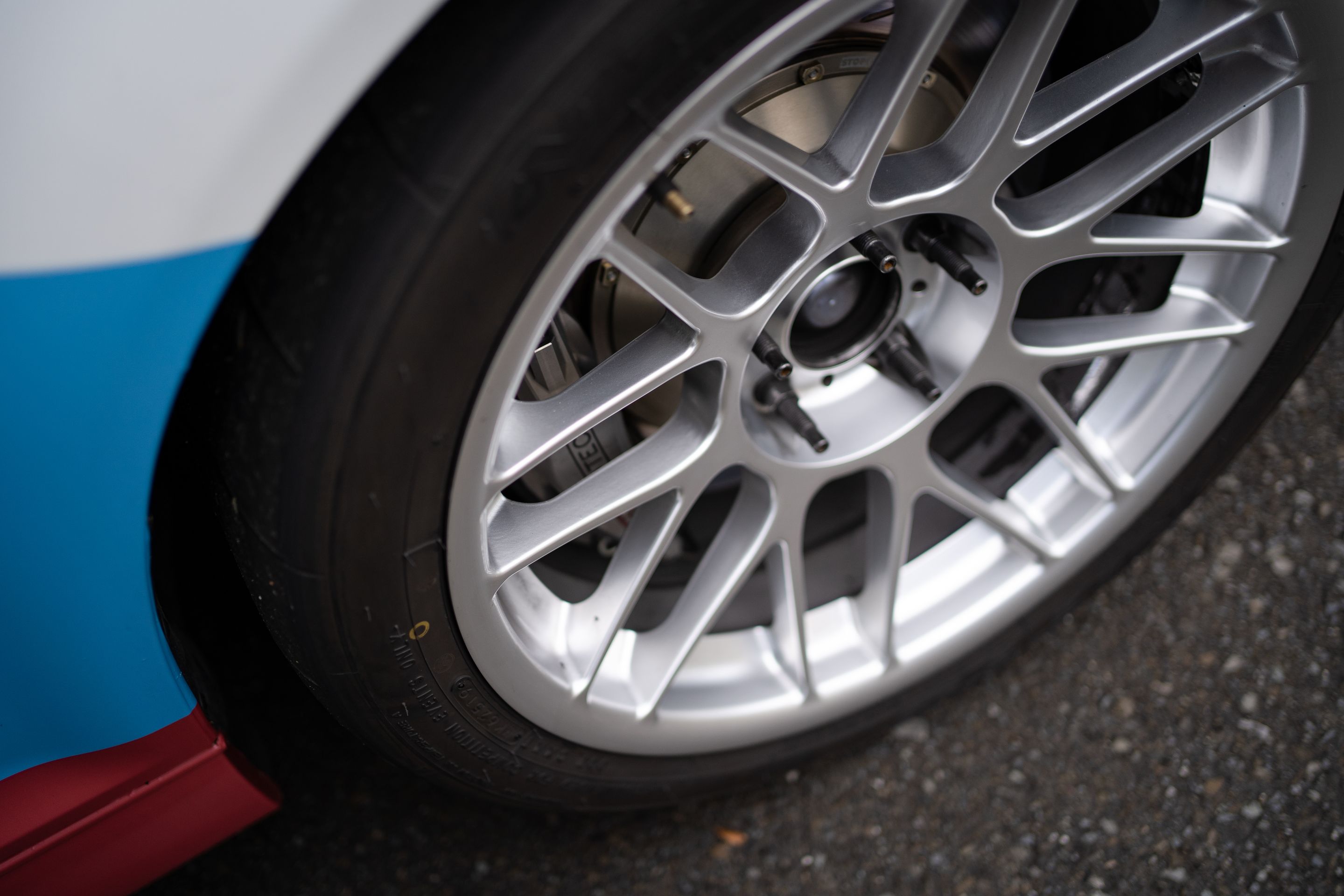 Race Livery BMW E46 M3 with 18" ARC-8 Apex wheels in Hyper Silver