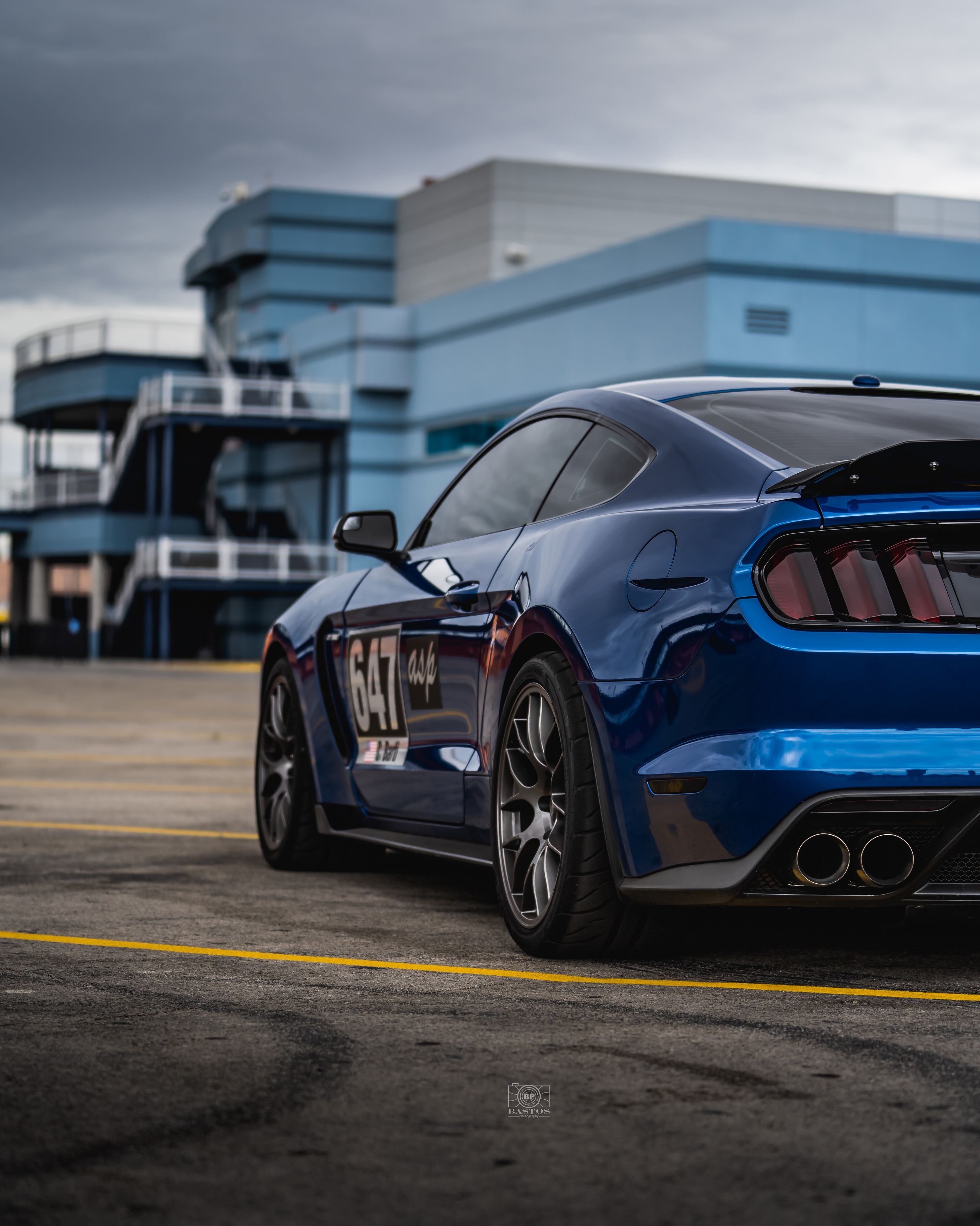 Blue Ford S550 Mustang GT350 with 19" EC-7 Apex wheels in Anthracite