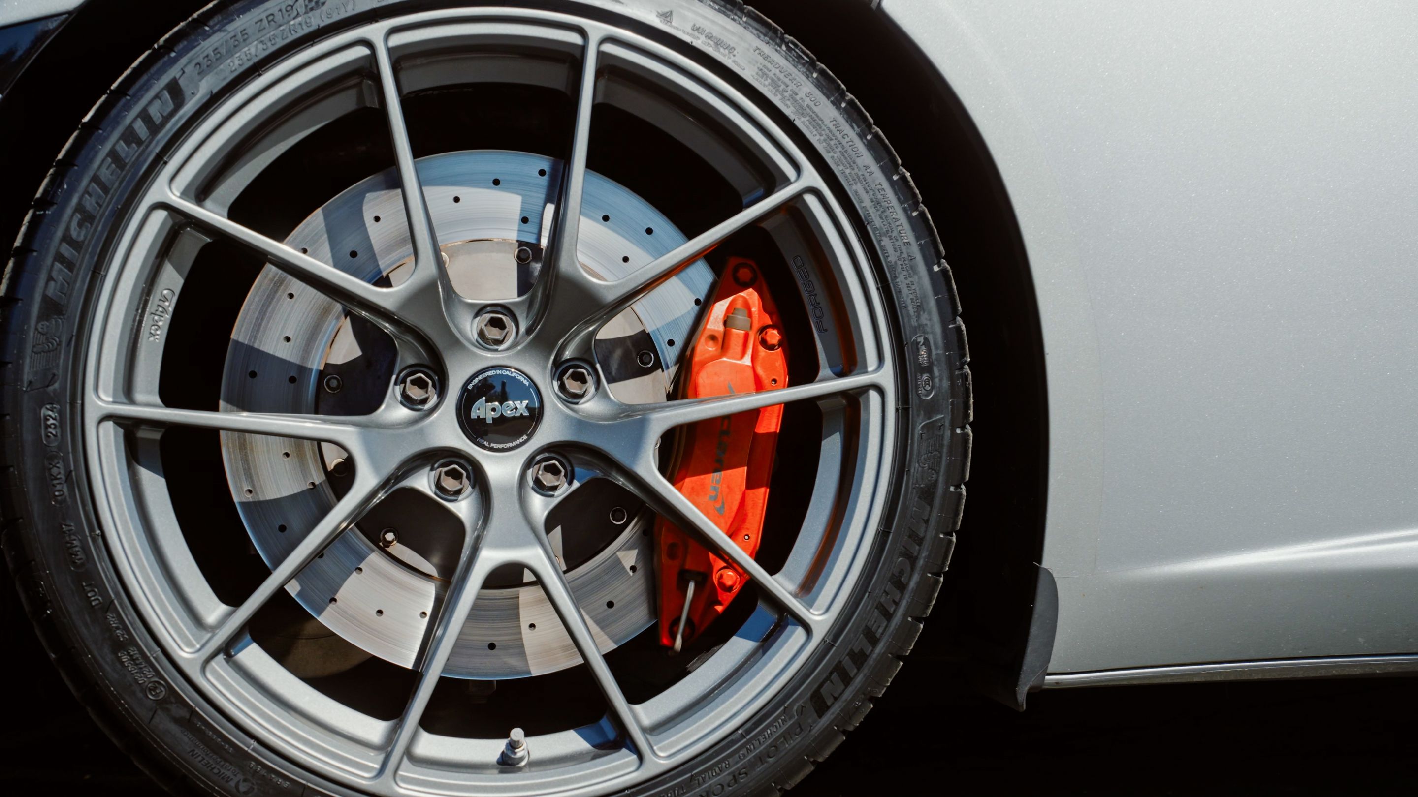 Silver McLaren MP4-12C with 19"/20" VS-5RS Apex wheels in Anthracite