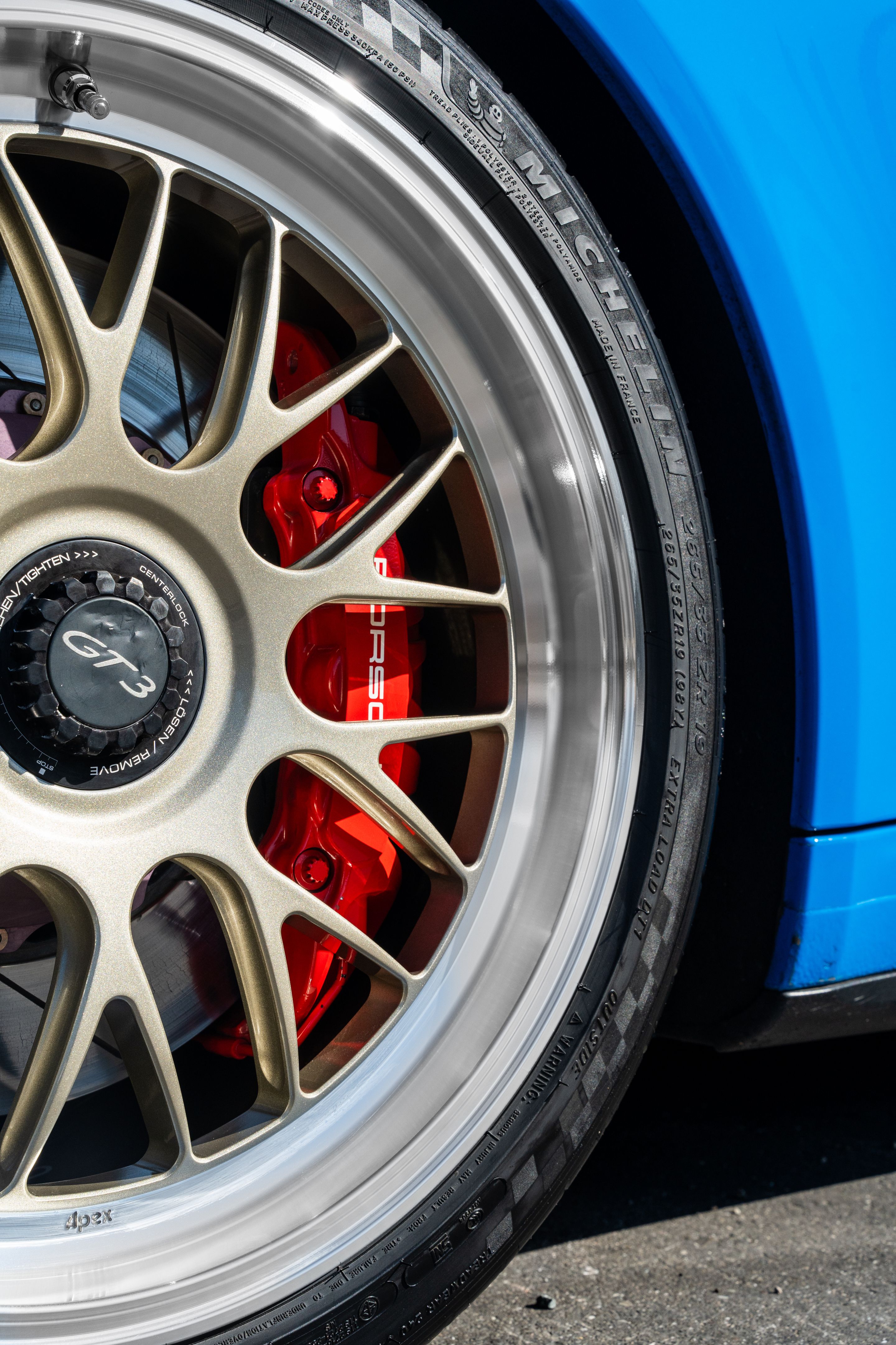 Blue Porsche 911 991.2 GT3 with 19" ML-10RT Apex wheels in Machined Lip Gloss Motorsport Gold