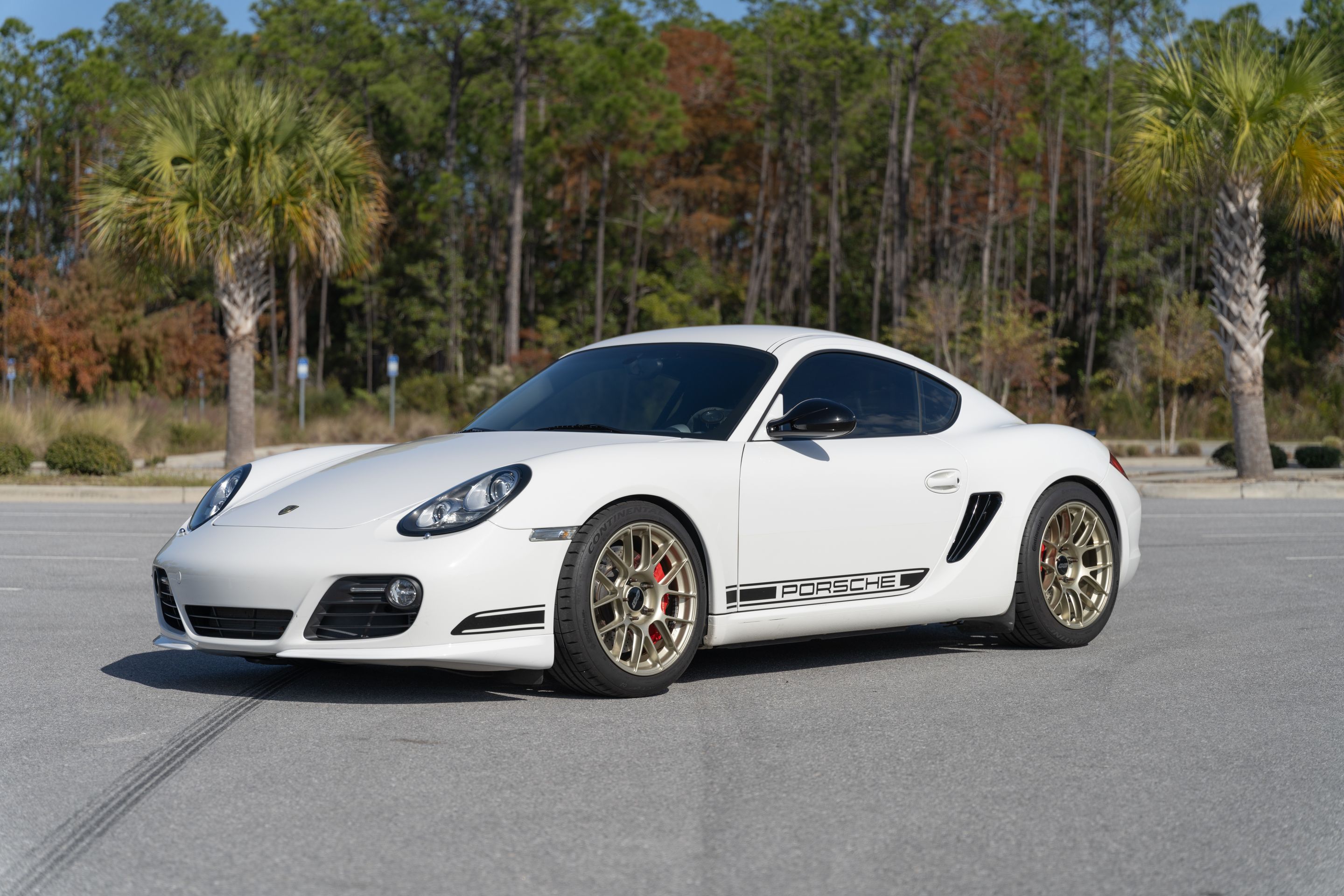 White Porsche 987 Cayman R with 18" EC-7RS Apex wheels in Motorsport Gold