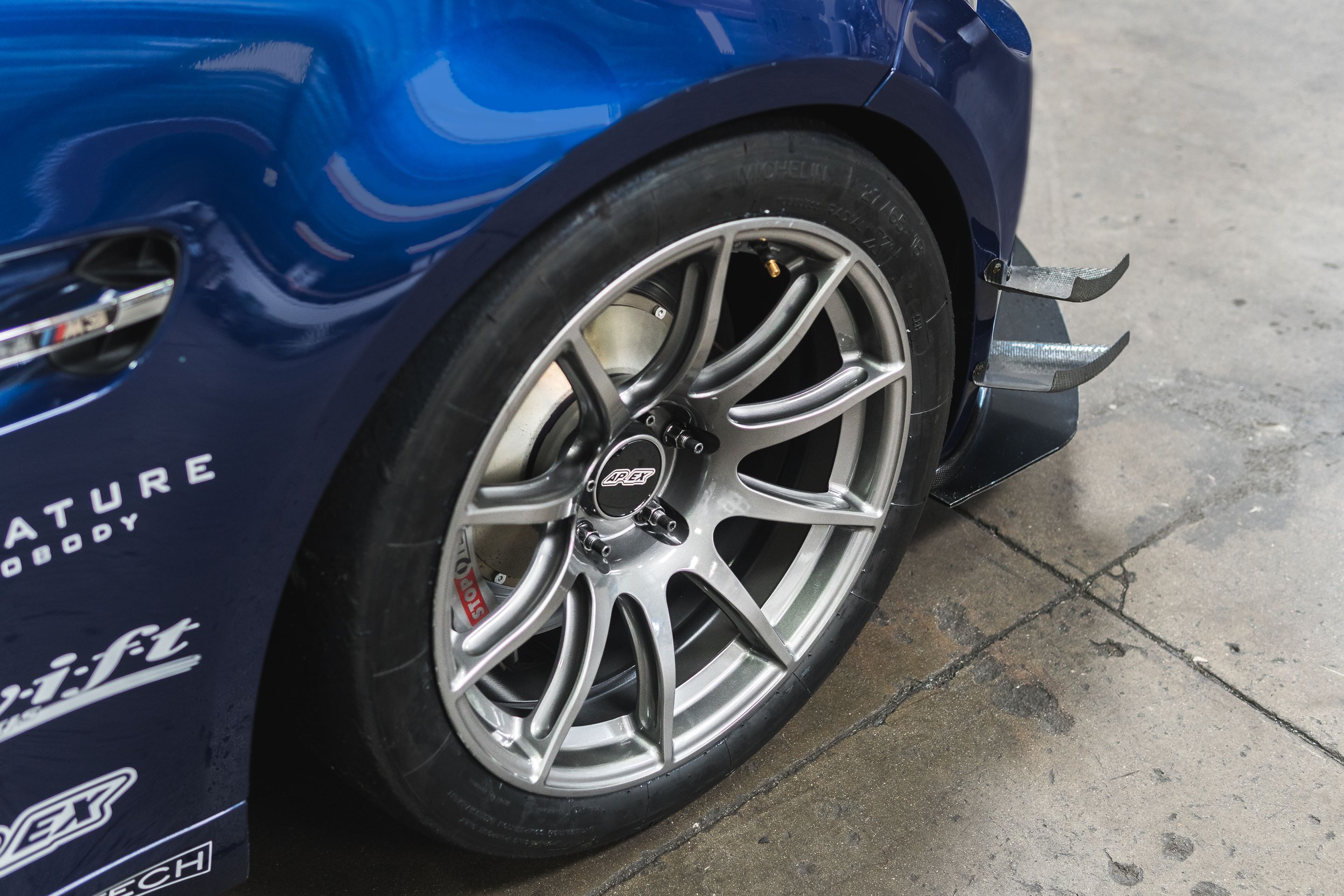 Blue BMW E92 Coupe M3 with 18" SM-10 Apex wheels in Anthracite