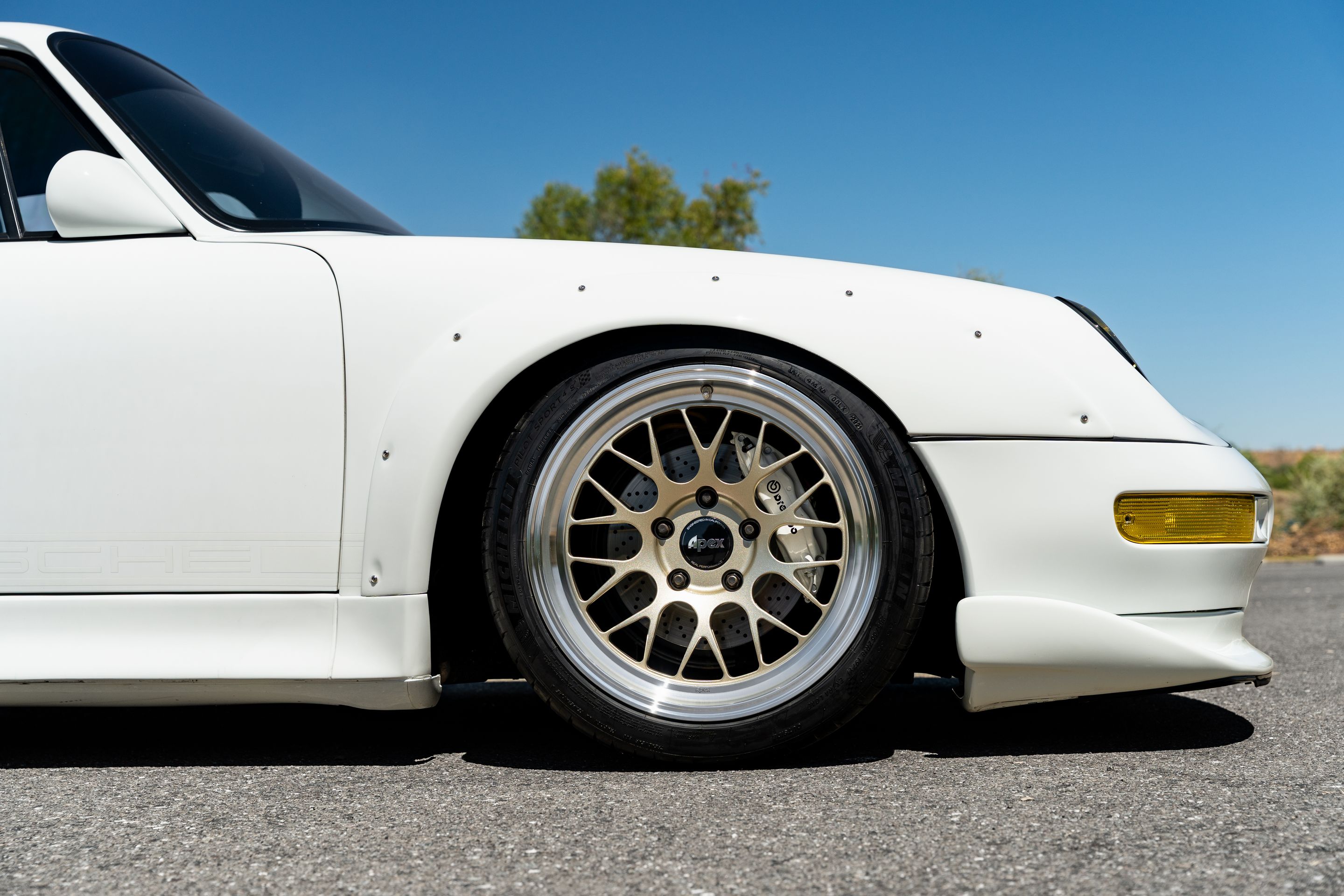 White Porsche 911 993 Carrera with 18" ML-10RT Apex wheels in Machined Lip Gloss Motorsport Gold