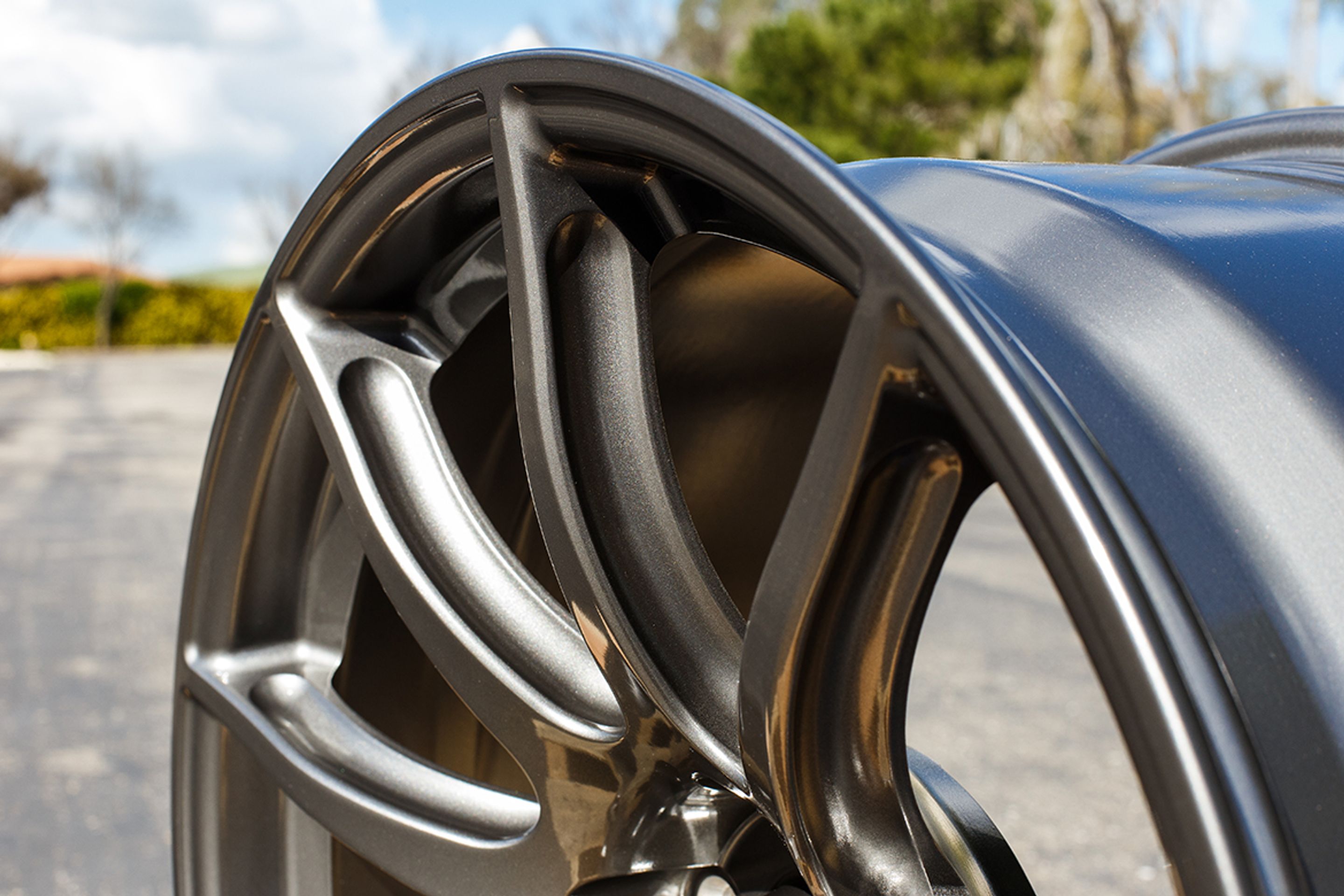 White Porsche 911 997 Carrera S with 18" SM-10 Apex wheels in Anthracite