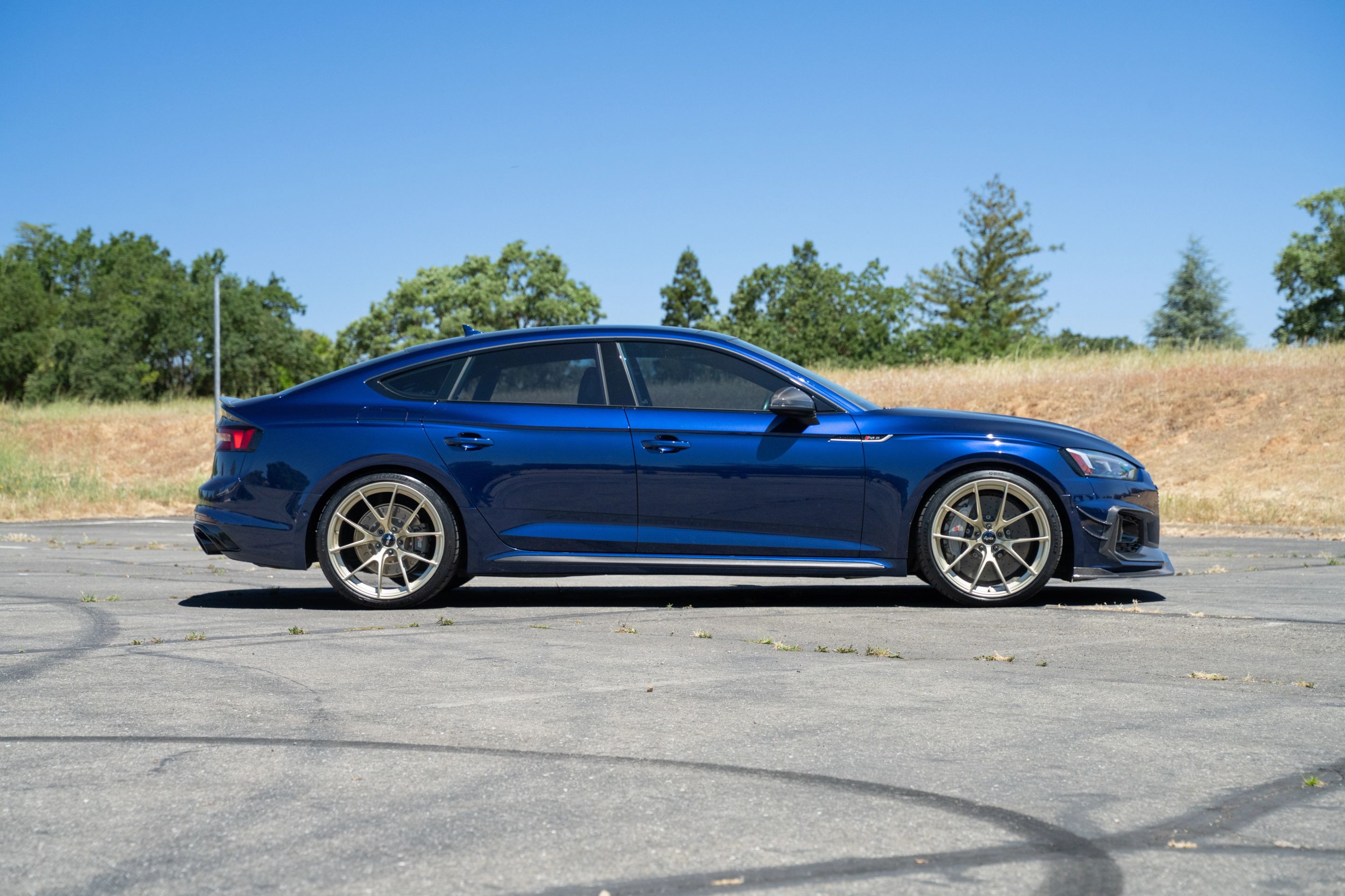 Blue Audi B9 RS 5 Sportback with 20" VS-5RS Apex wheels in Motorsport Gold