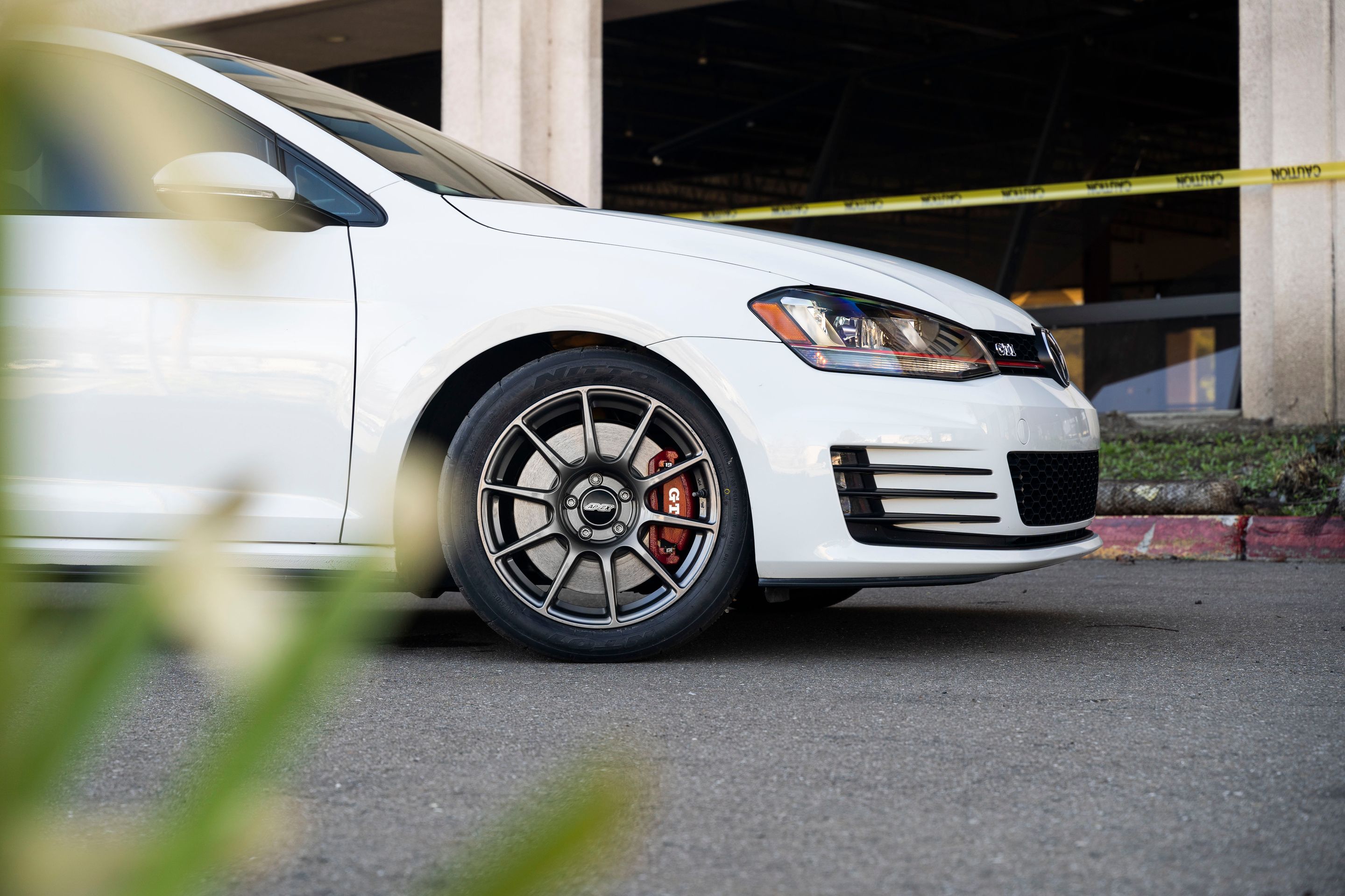 White VW MK7 GTI with 17" SM-10 Apex wheels in Anthracite