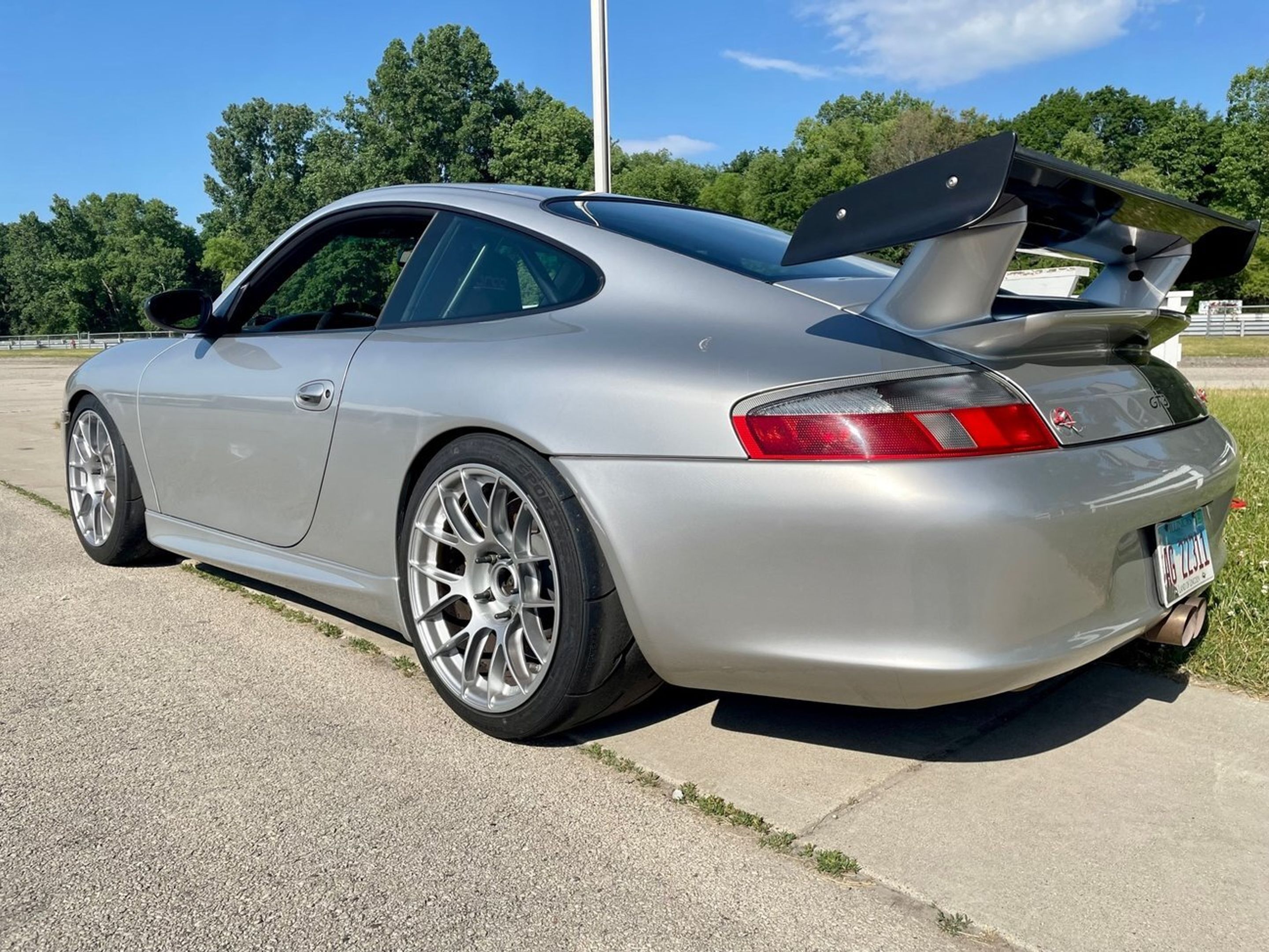 Silver Porsche 911 996 GT3 with 18" EC-7RS Apex wheels in Race Silver