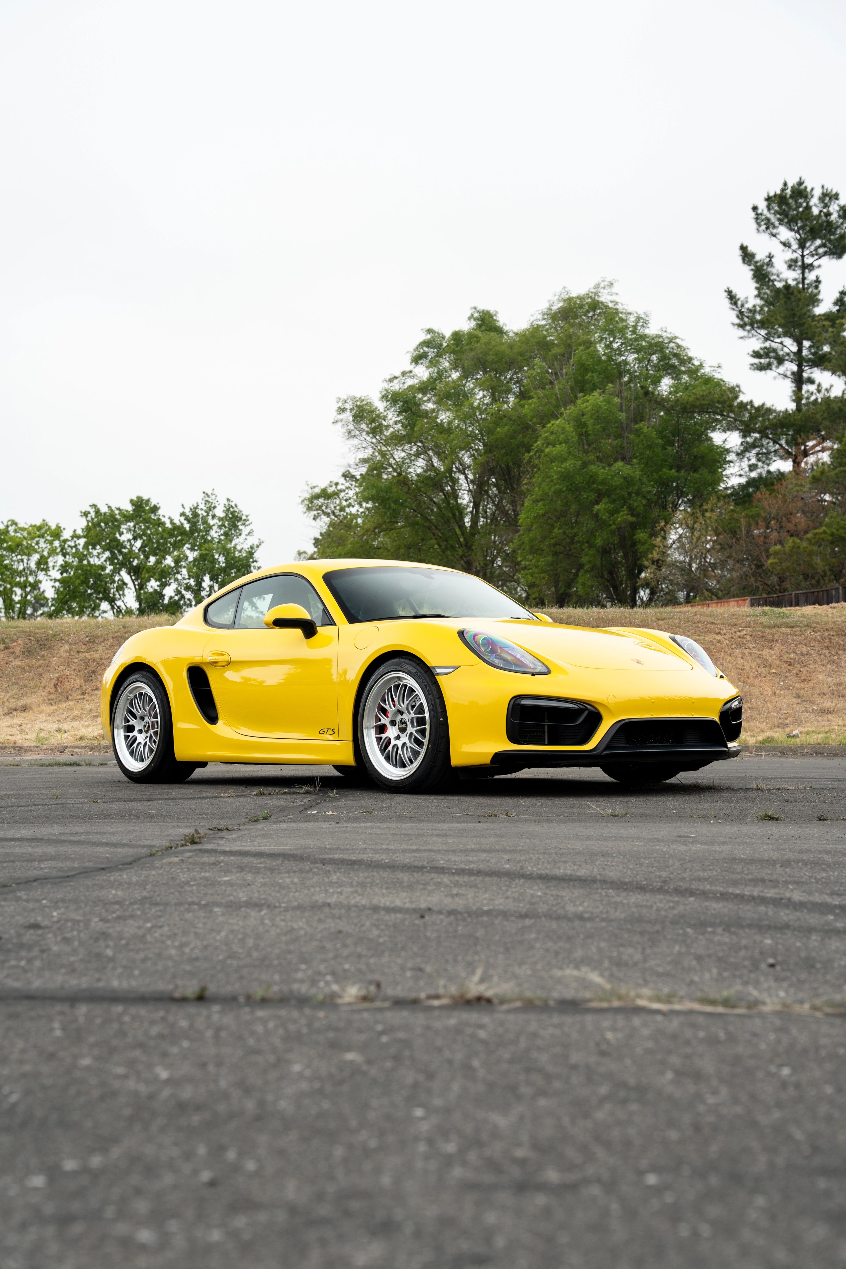 Yellow Porsche 981 Cayman GTS with 19" ML-10RT Apex wheels in Machined Lip Race Silver