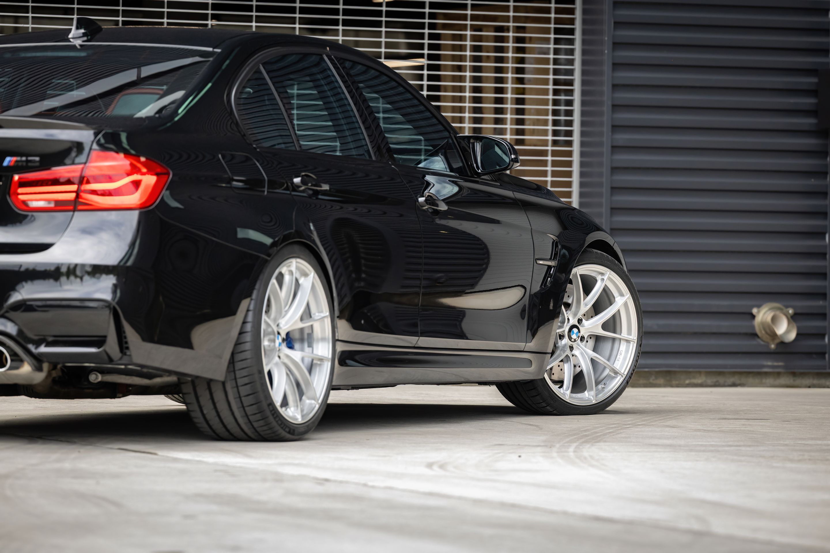 Black BMW F80 M3 with 20" VS-5RS Apex wheels in Brushed Clear