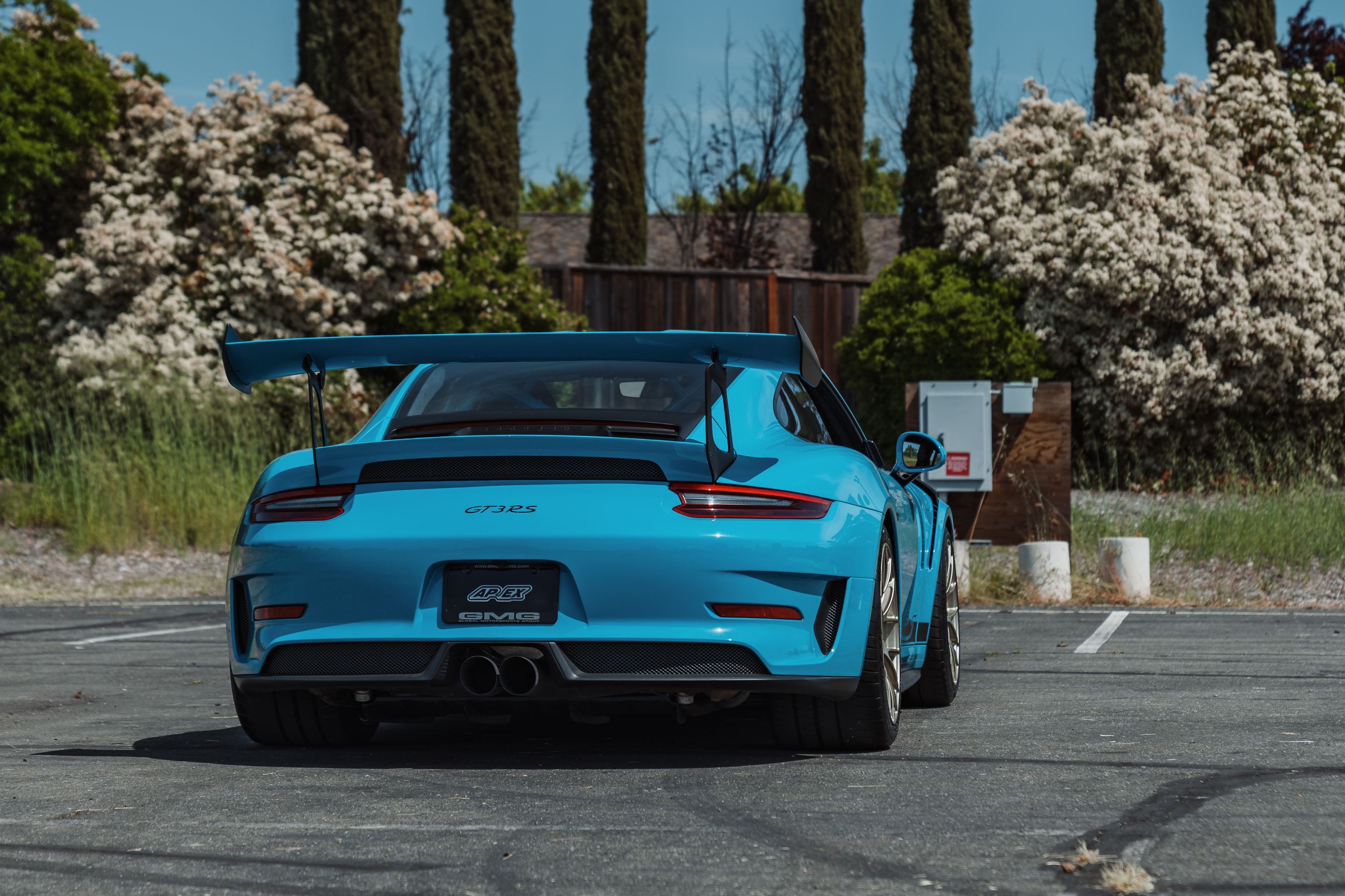 Blue Porsche 911 991.2 GT3 RS with 19" EC-7RS Apex wheels in Motorsport Gold
