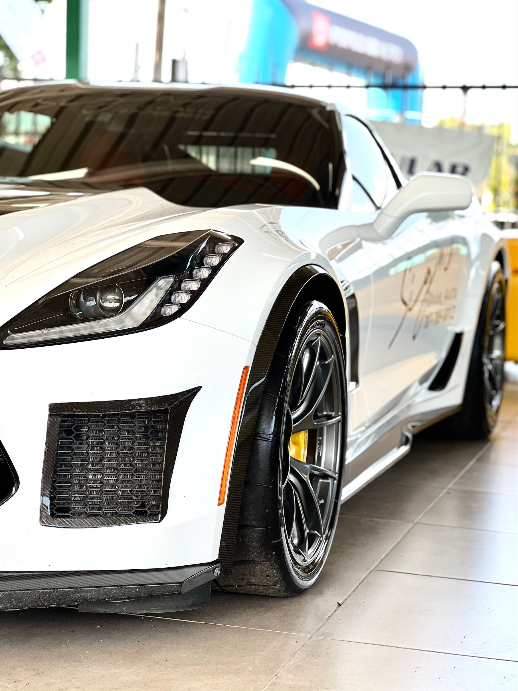 White Chevrolet C7 Corvette Z06 with 18" VS-5RS Apex wheels in Anthracite